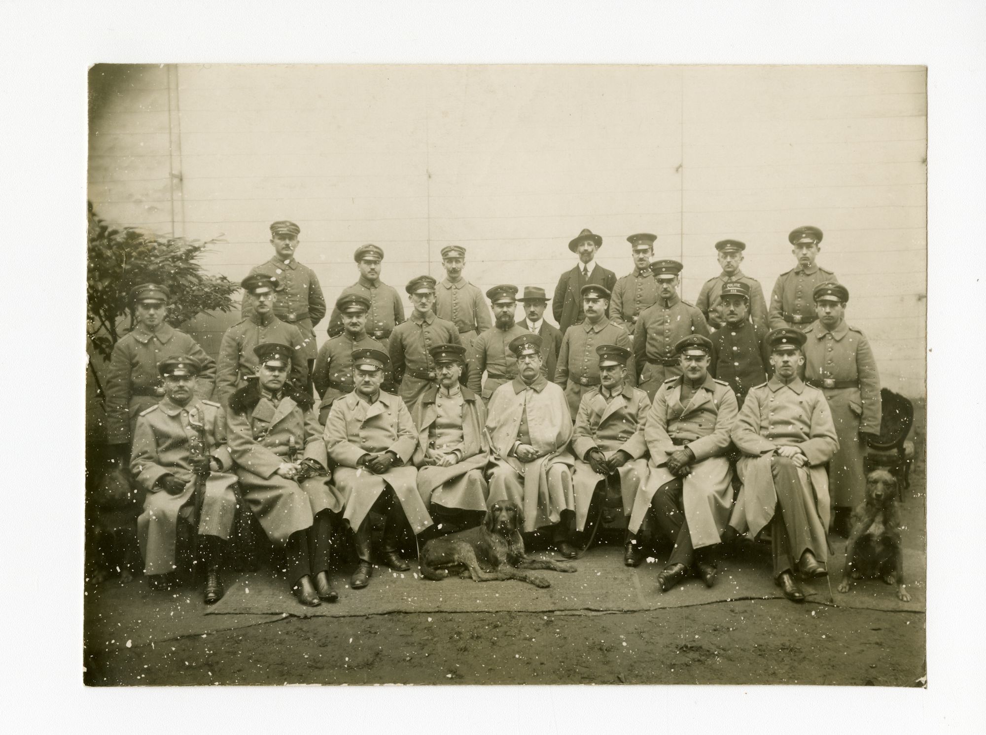 Gent: Vlasmarkt 12: Militärischer Polizei (Militaire Politie): groepsportret van de Chef (commissaris), officieren en ambtenaren, 1915-1916