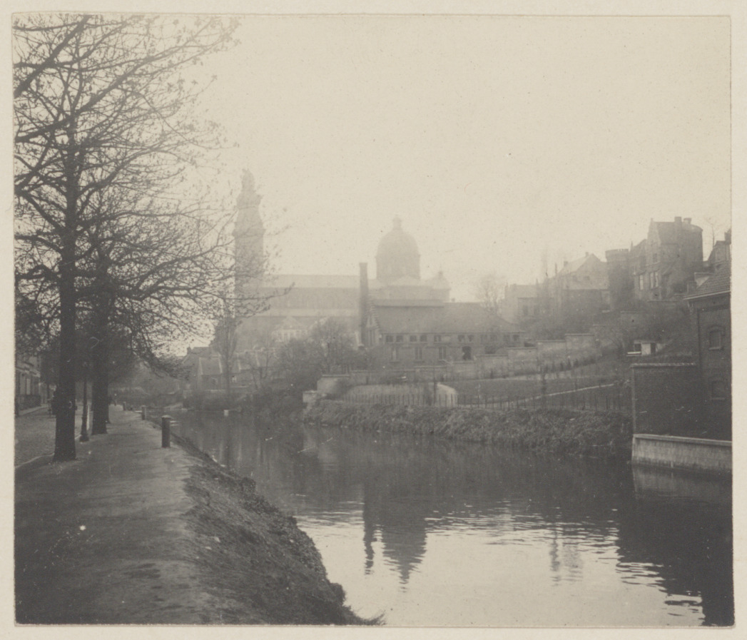 Gent: Zicht op Muinkschelde, Hoveniersberg en Onze-Lieve-Vrouw Sint-Pieterskerk vanop de Muinkkaai