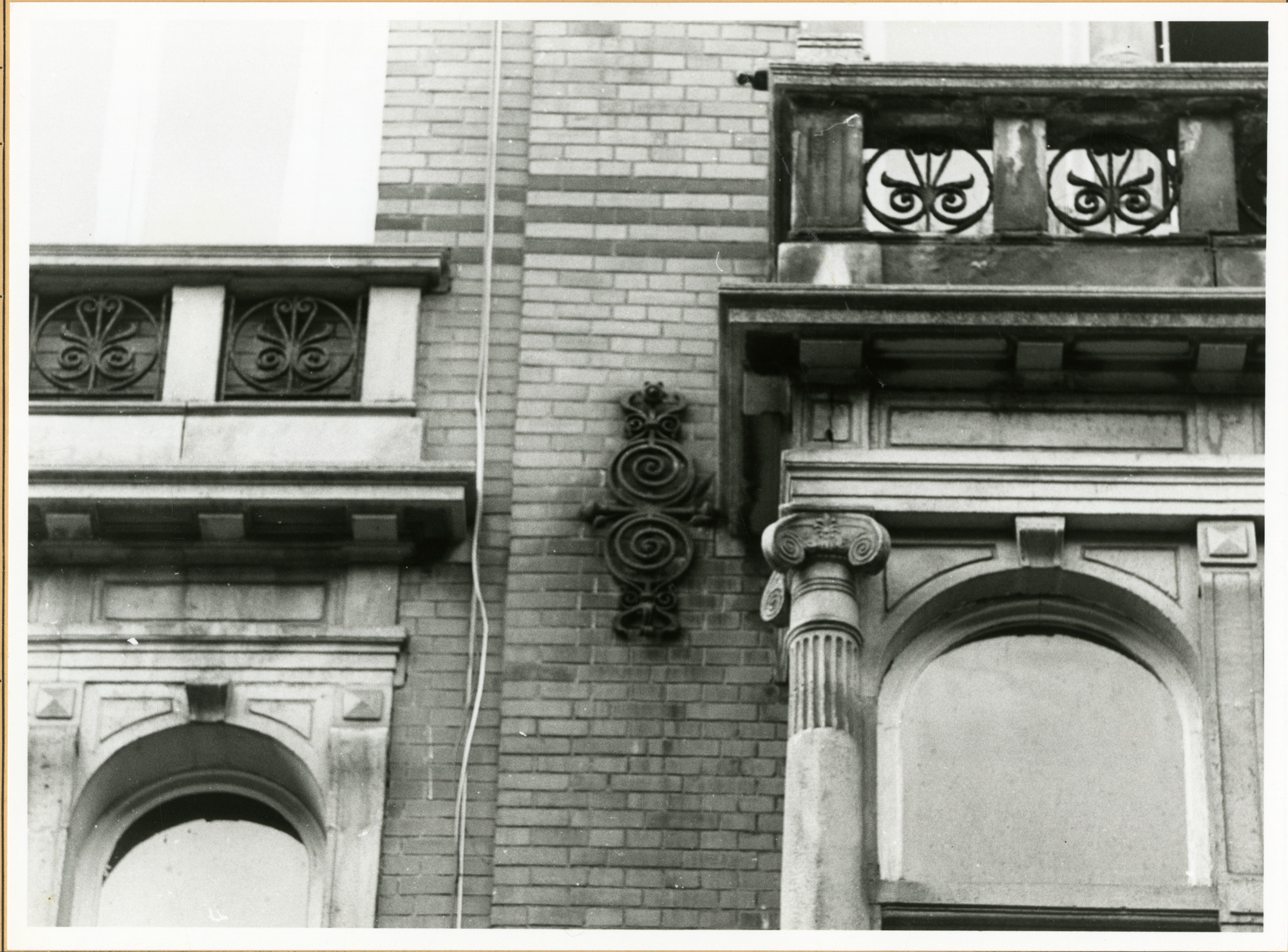 Gent: Koning Leopold II-Laan 22: Siervaas en gevelanker, 1979