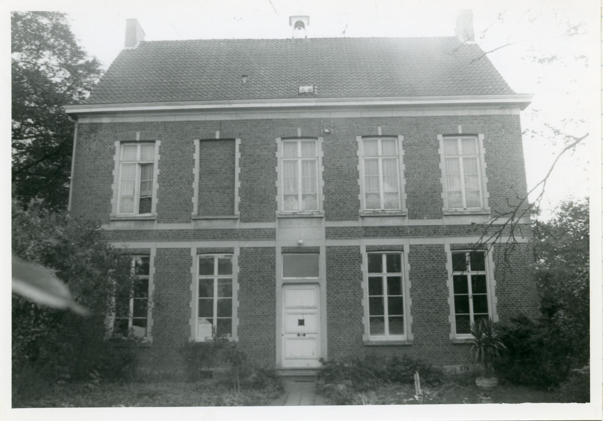 Mariakerke: Elfnovemberstraat: pastorie bij de Onze-Lieve-Vrouwkerk
