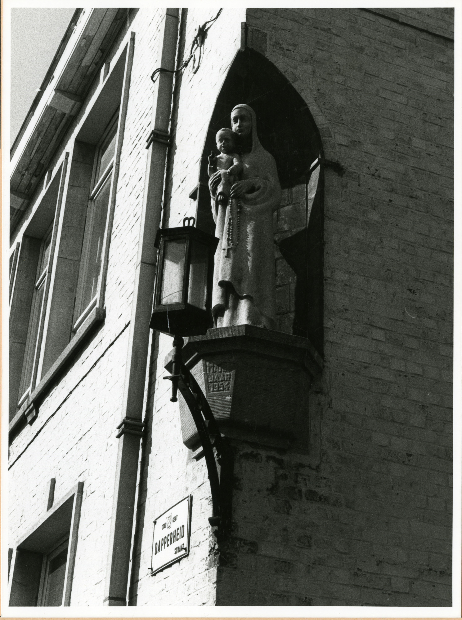 Gent: Dapperheidstraat - Oud-strijderslaan: nis met beeld: Maria met Kind, 1980