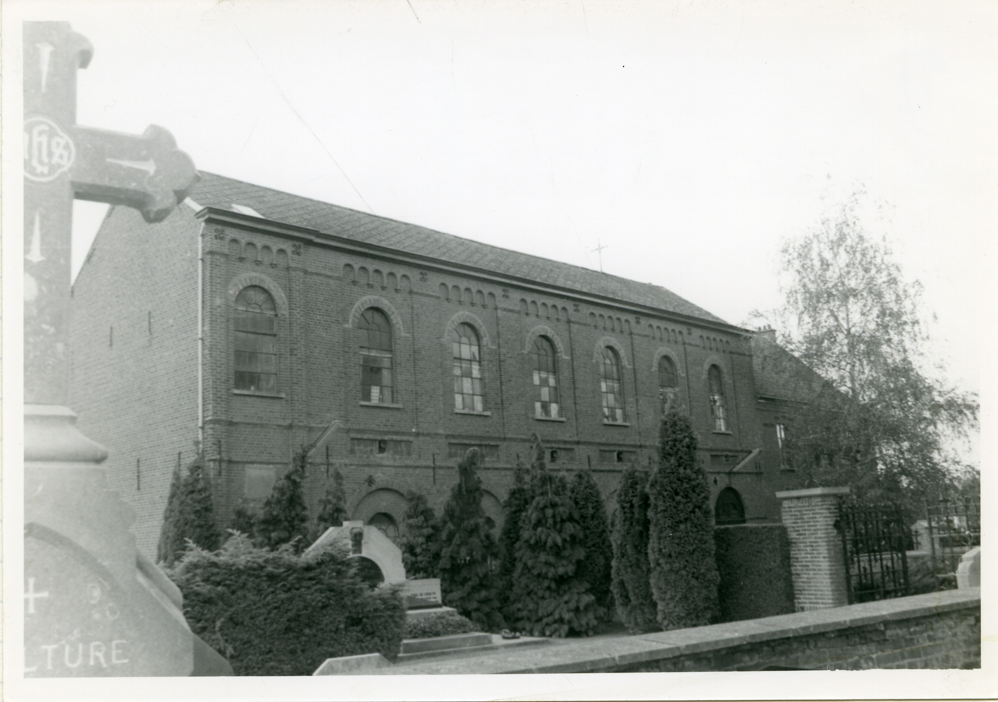 Mariakerke: Mariakerkeplein: kerkhof en gebouw