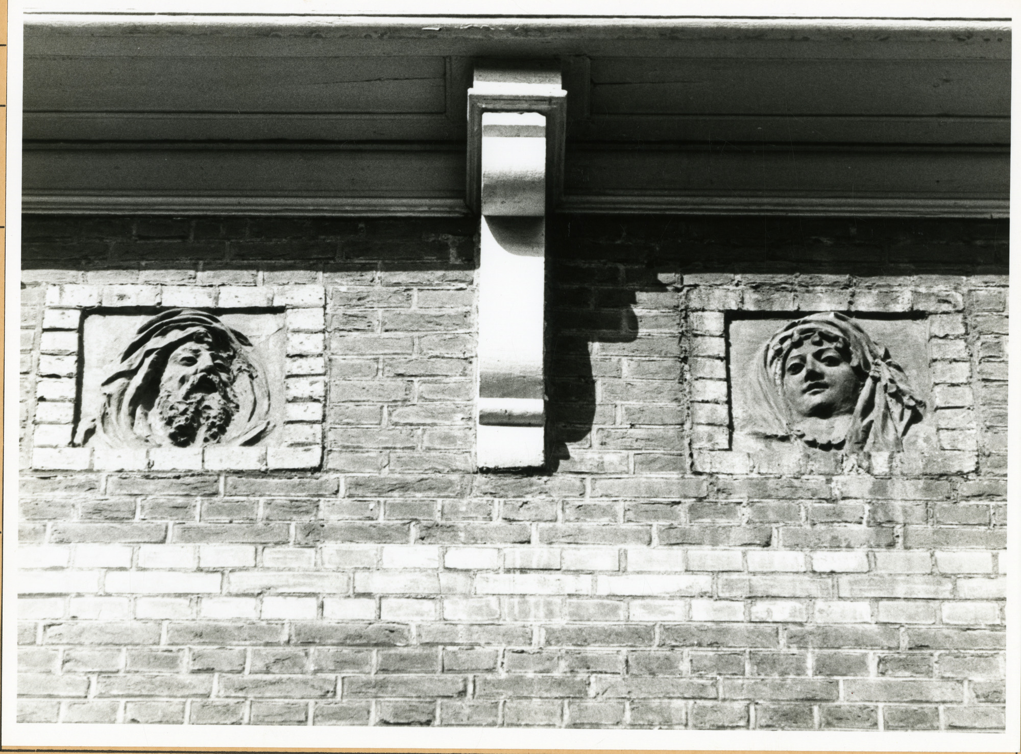 Gent: Maria van Bourgondiëstraat 10: Beeldhouwwerk, 1979