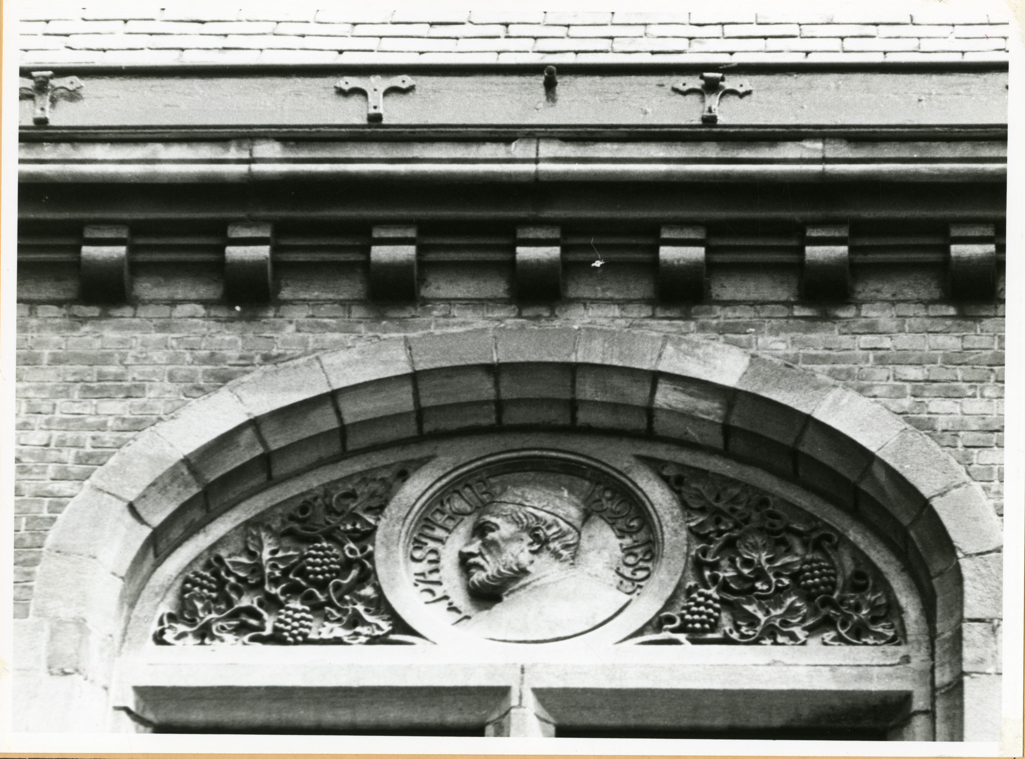 Gent: Hospitaalstraat: Beeldhouwwerk, 1979