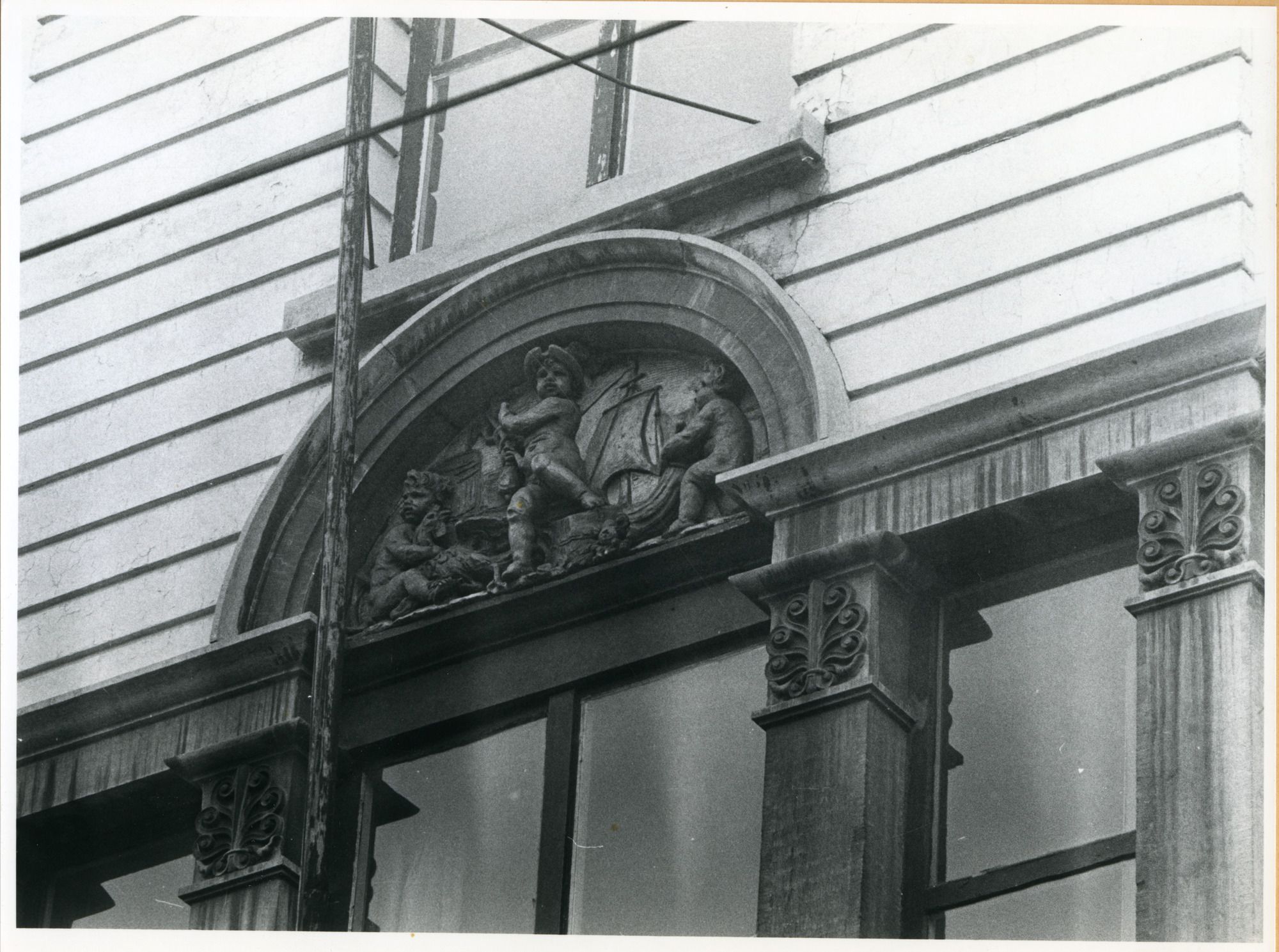 Gent: Sleepstraat 145-155: Gevelsteen, 1979