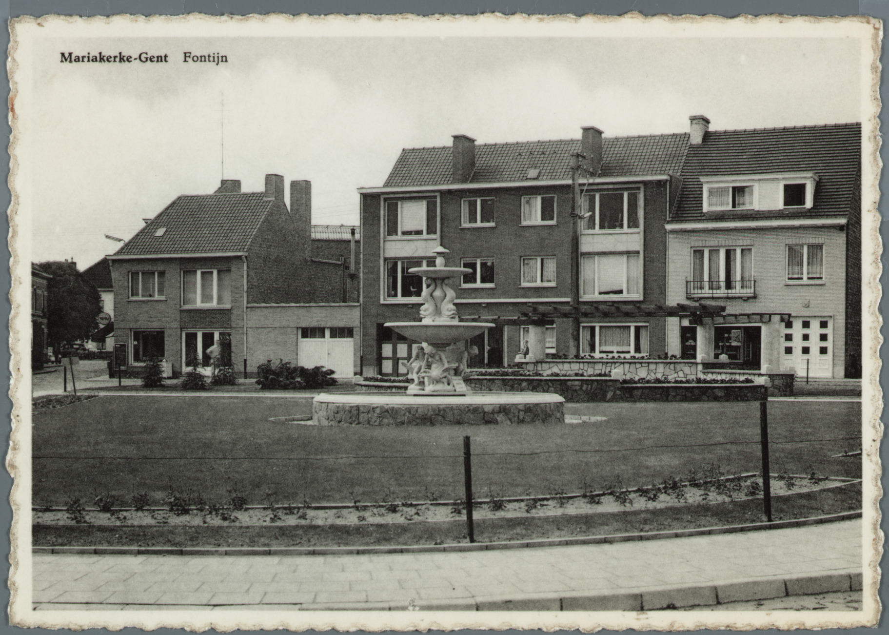 Mariakerke (bij Gent): pleintje met bloemenperk en fontein