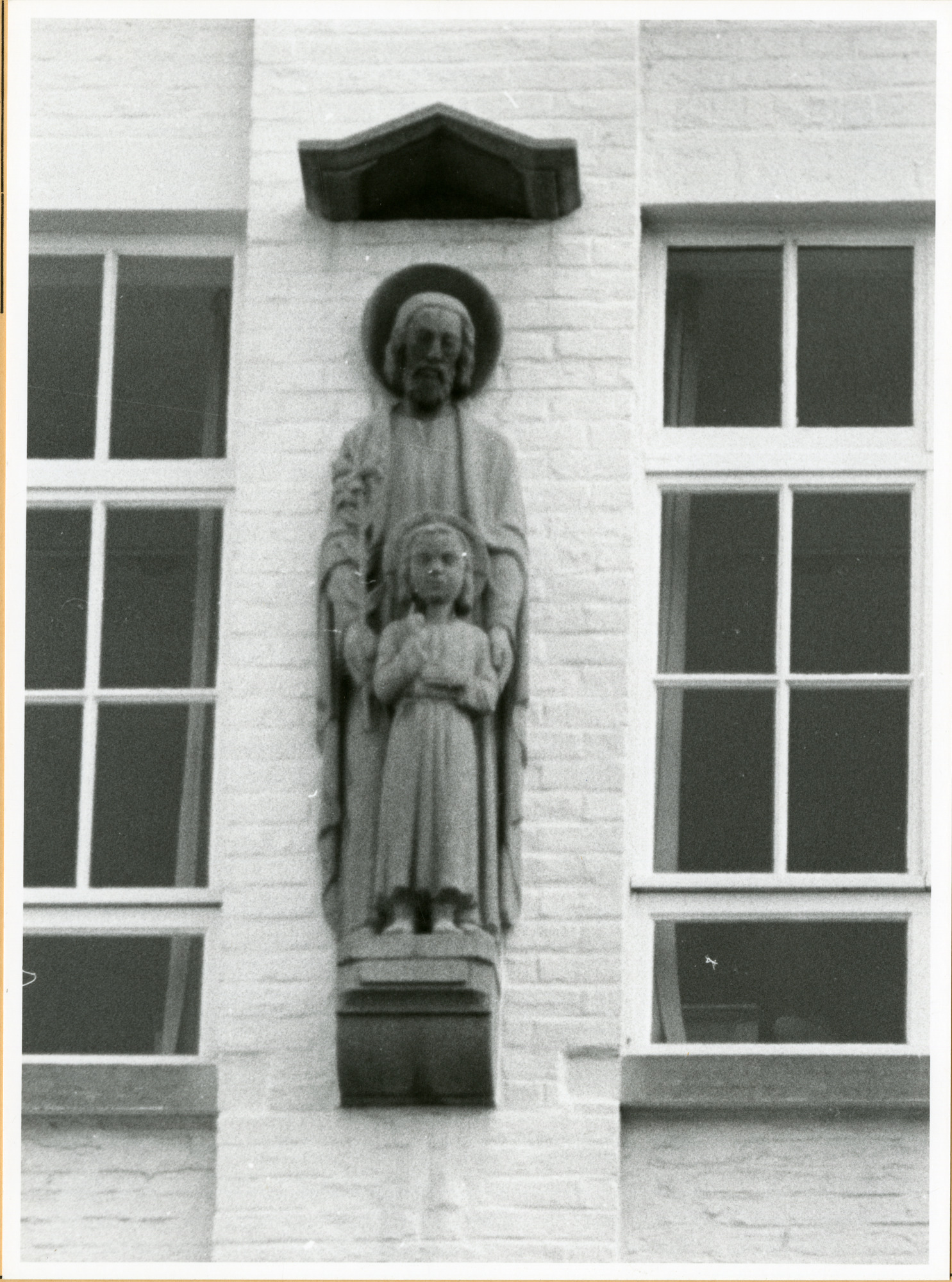 Gent: Bijlokehof 4: gevelbeeld: Heilige Jozef met Kind, 1979