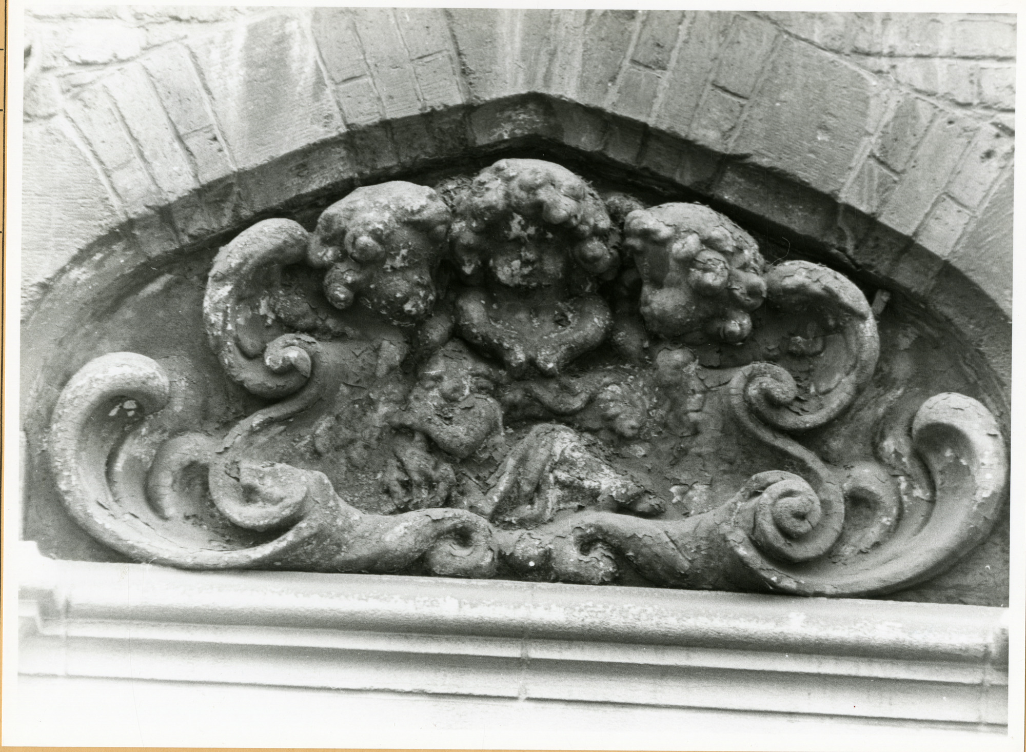 Gent: Hoogstraat 153: Beeldhouwwerk, 1979