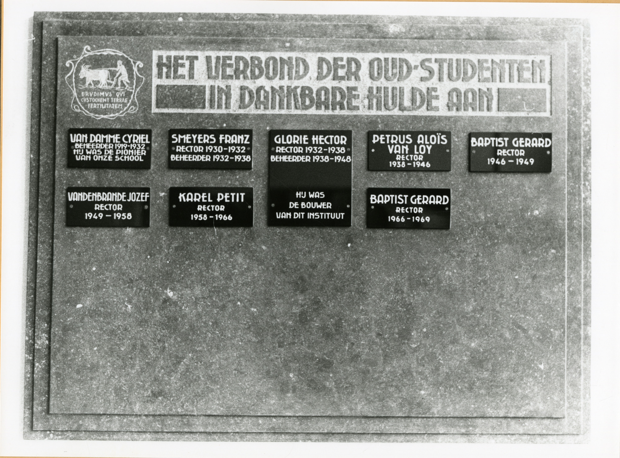 Gent: Coupure Links 533: Faculteit van de Landbouwwetenschappen: gedenkplaat: rectoren en beheerders.