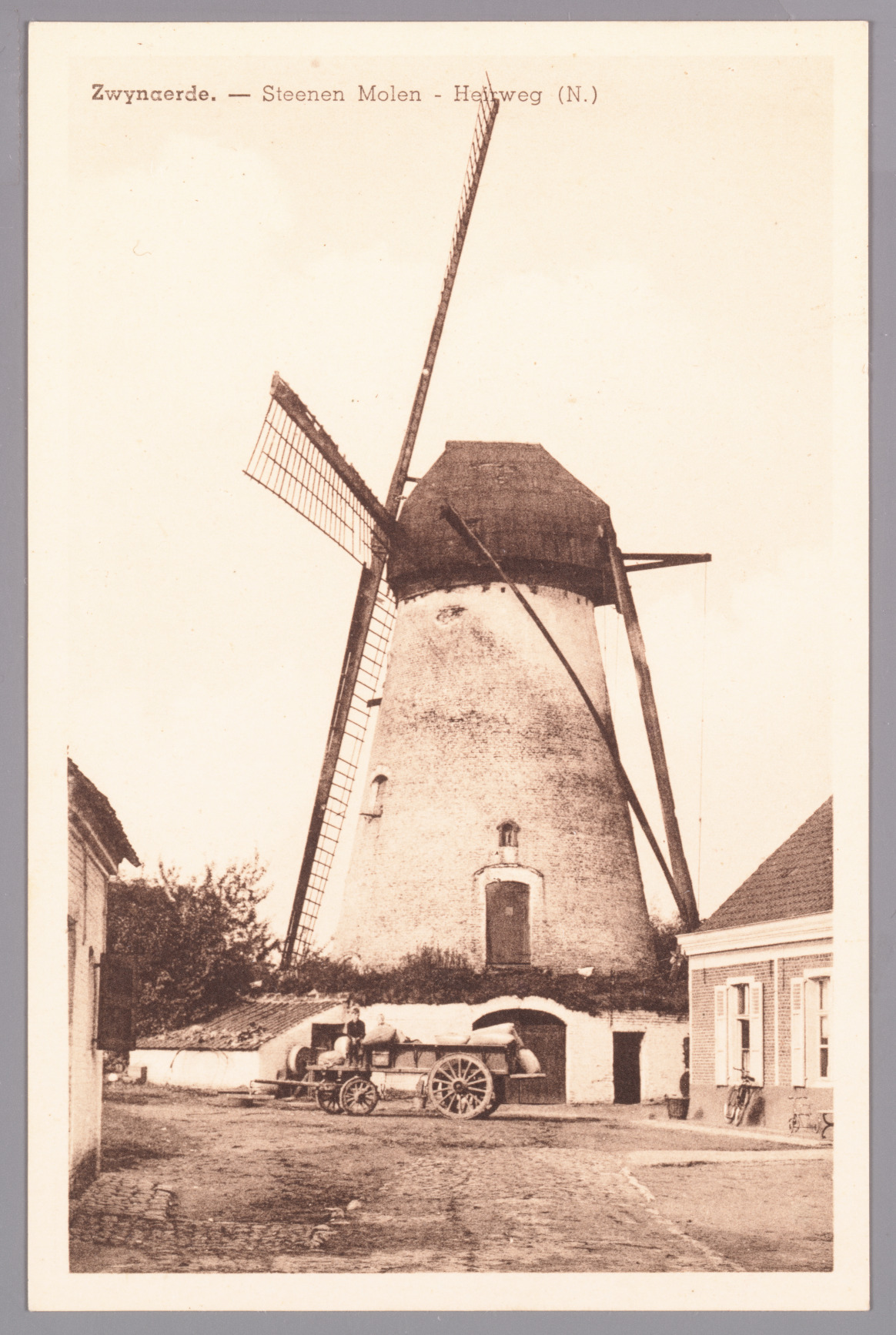 Zwijnaarde: Heerweg-Noord: stenen windmolen (gebruikt voor olie en graan) uit 1818, kar geladen met zakken (graan of meel?)