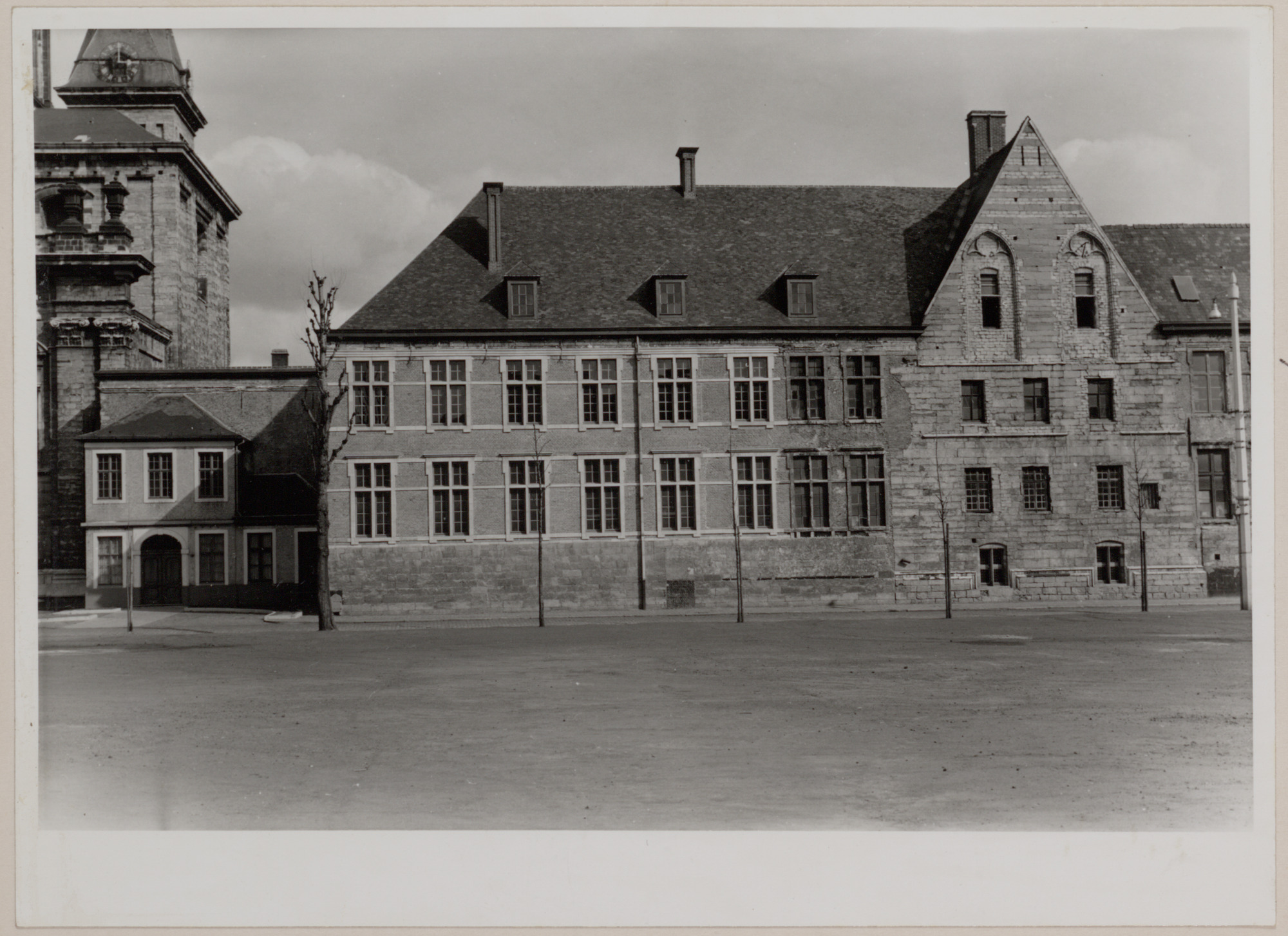 Gent: Gevel Sint-Pietersabdij, Sint-Pietersplein