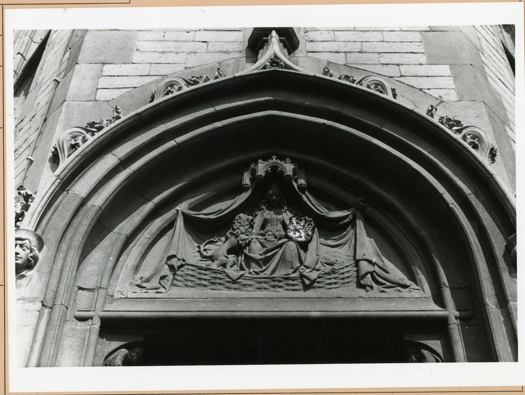 Gent: Korenmarkt: Beeldhouwwerk, 1980