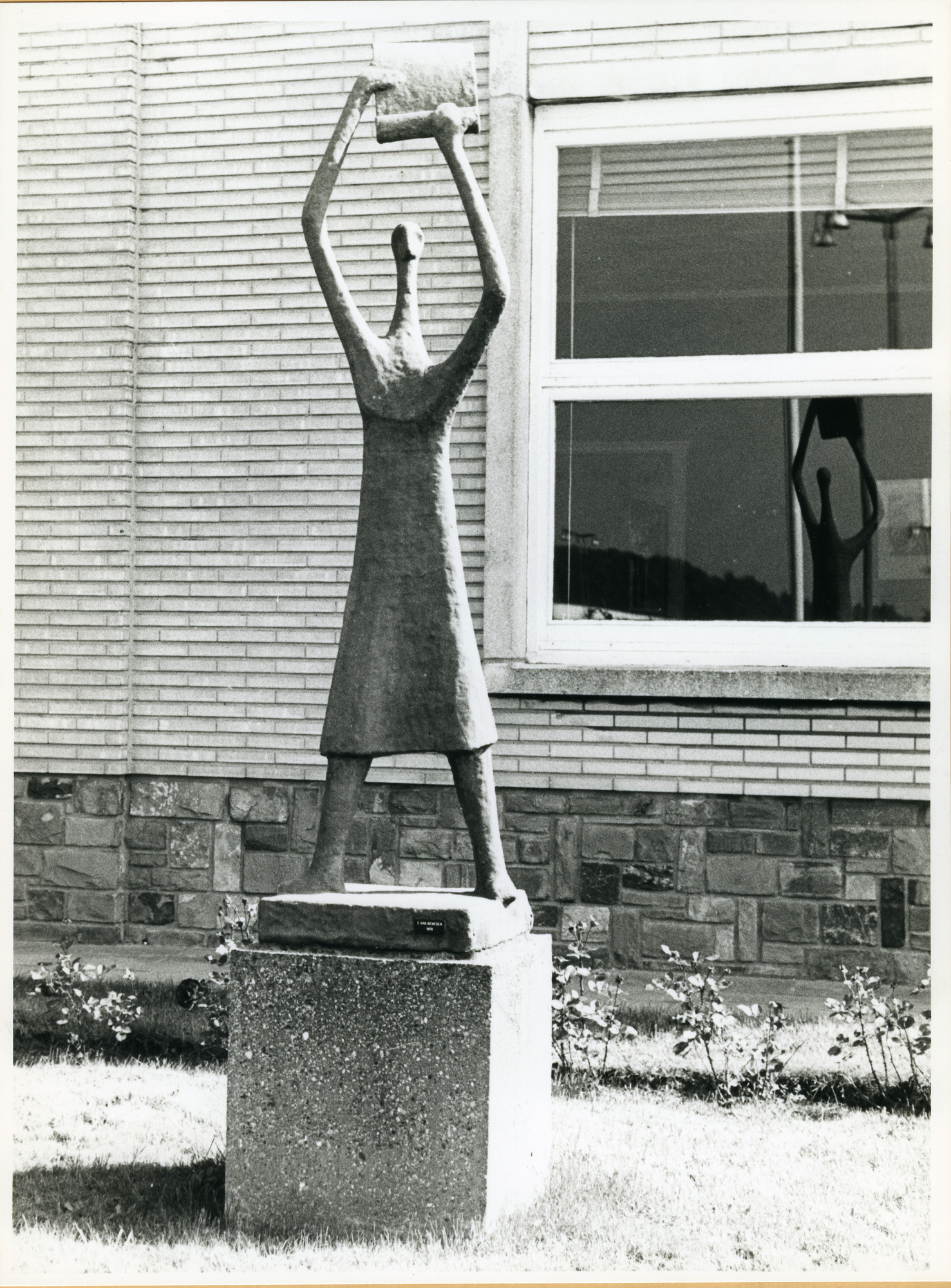 Gent: Ottergemsesteenweg: Standbeeld, 1979