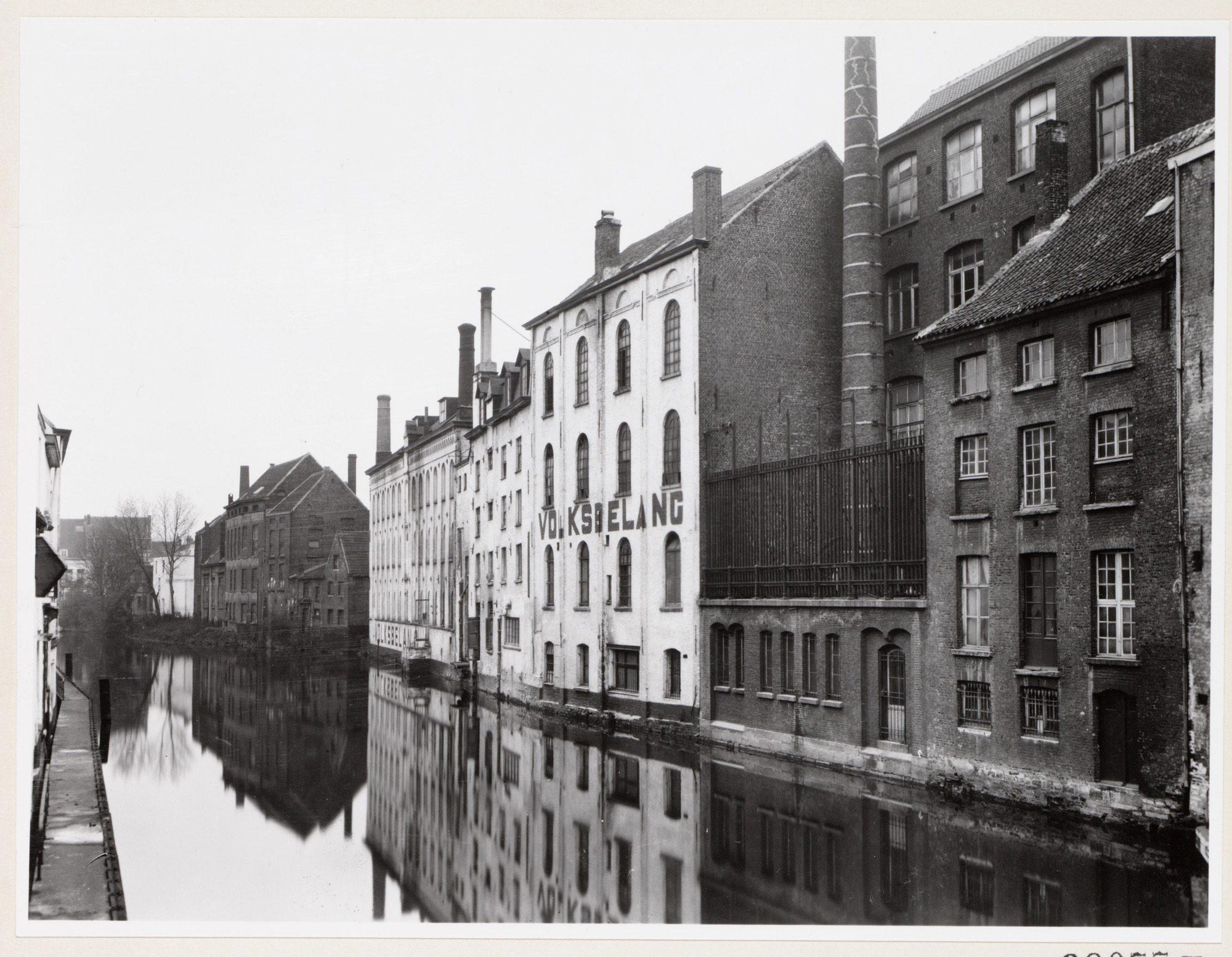 Gent: stoombakkerij Volksbelang (Waaistraat), gezien vanaf de Zuivelbrug over de Leie, 1942