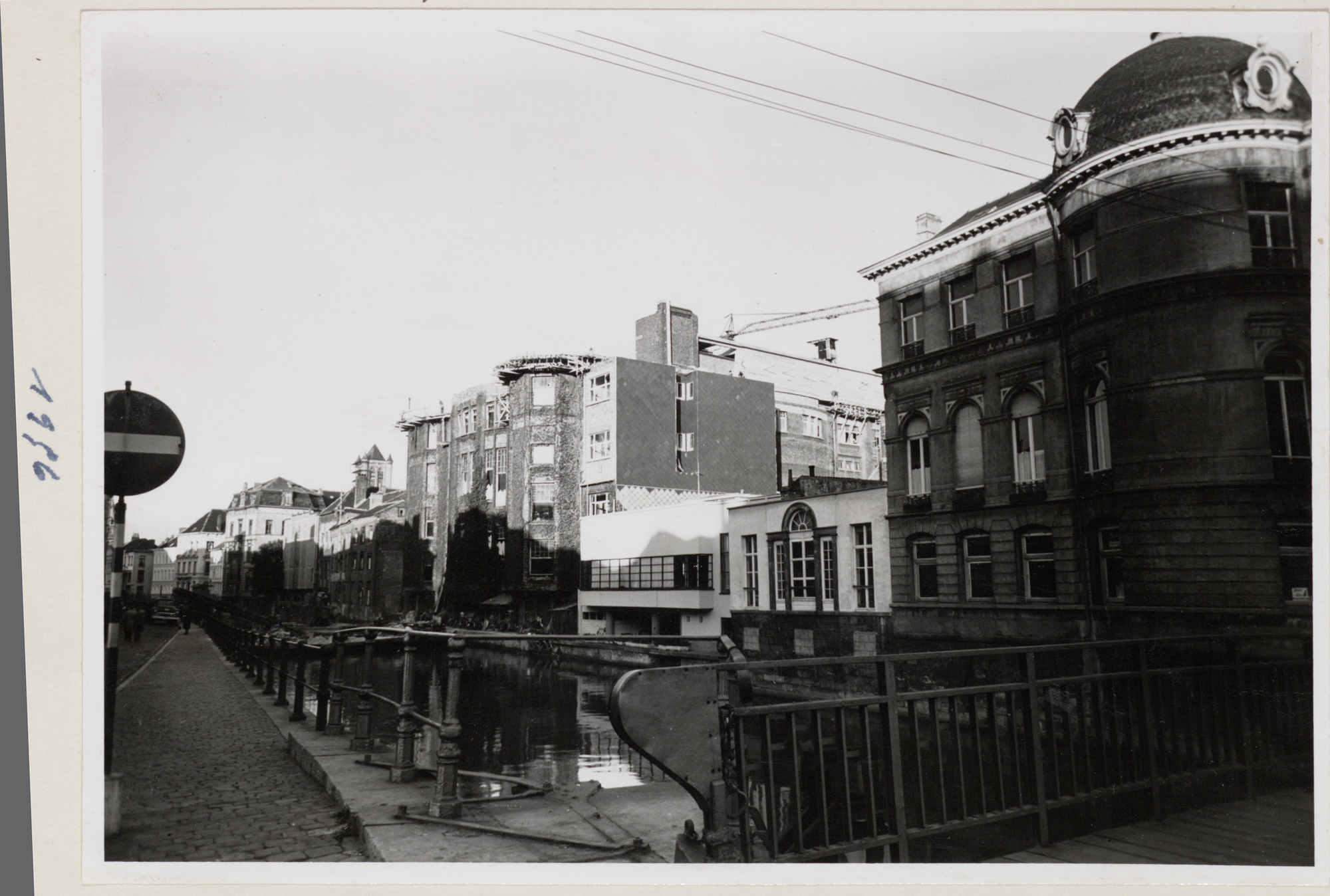 Gent: Recollettenbrug, met zicht op Ajuinlei, Leie en achtergevels Veldstraat
