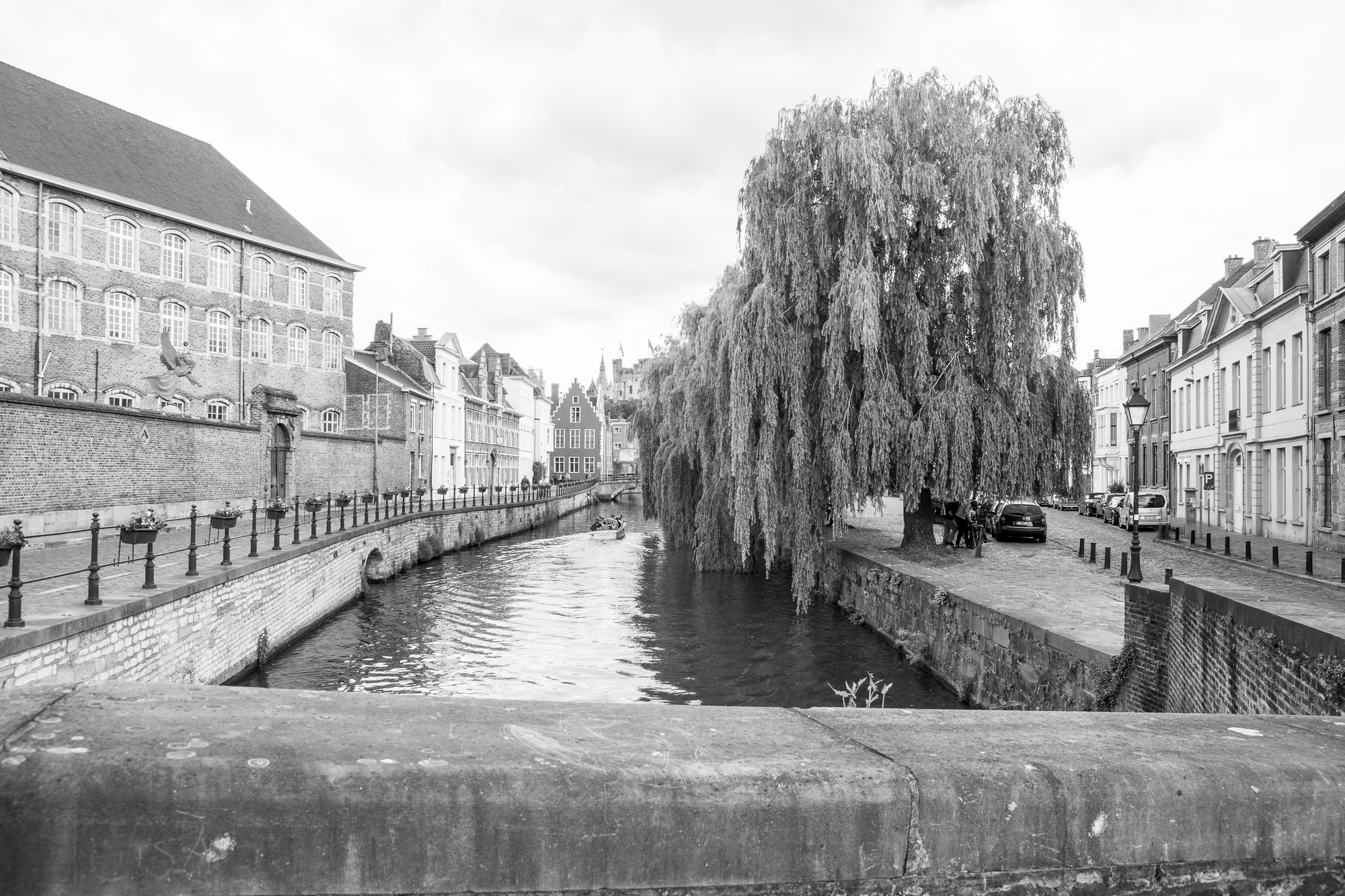 Gent: Augustijnenkaai en Lievekaai: zicht op de Lieve vanaf de Academiebrug