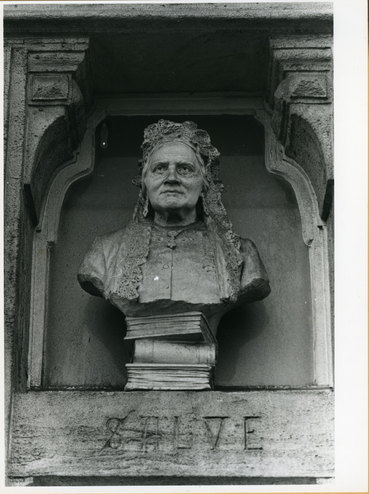Gent: Vlaamse Kaai 50: Buste, 1979