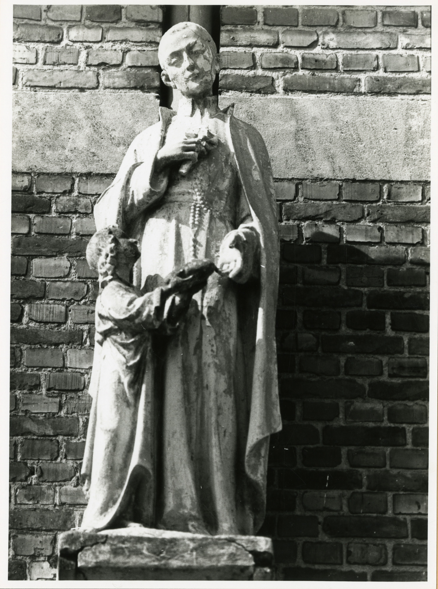 Gent: Harelbekestraat: school: gevelbeeld: Heilige Gerardus,1979