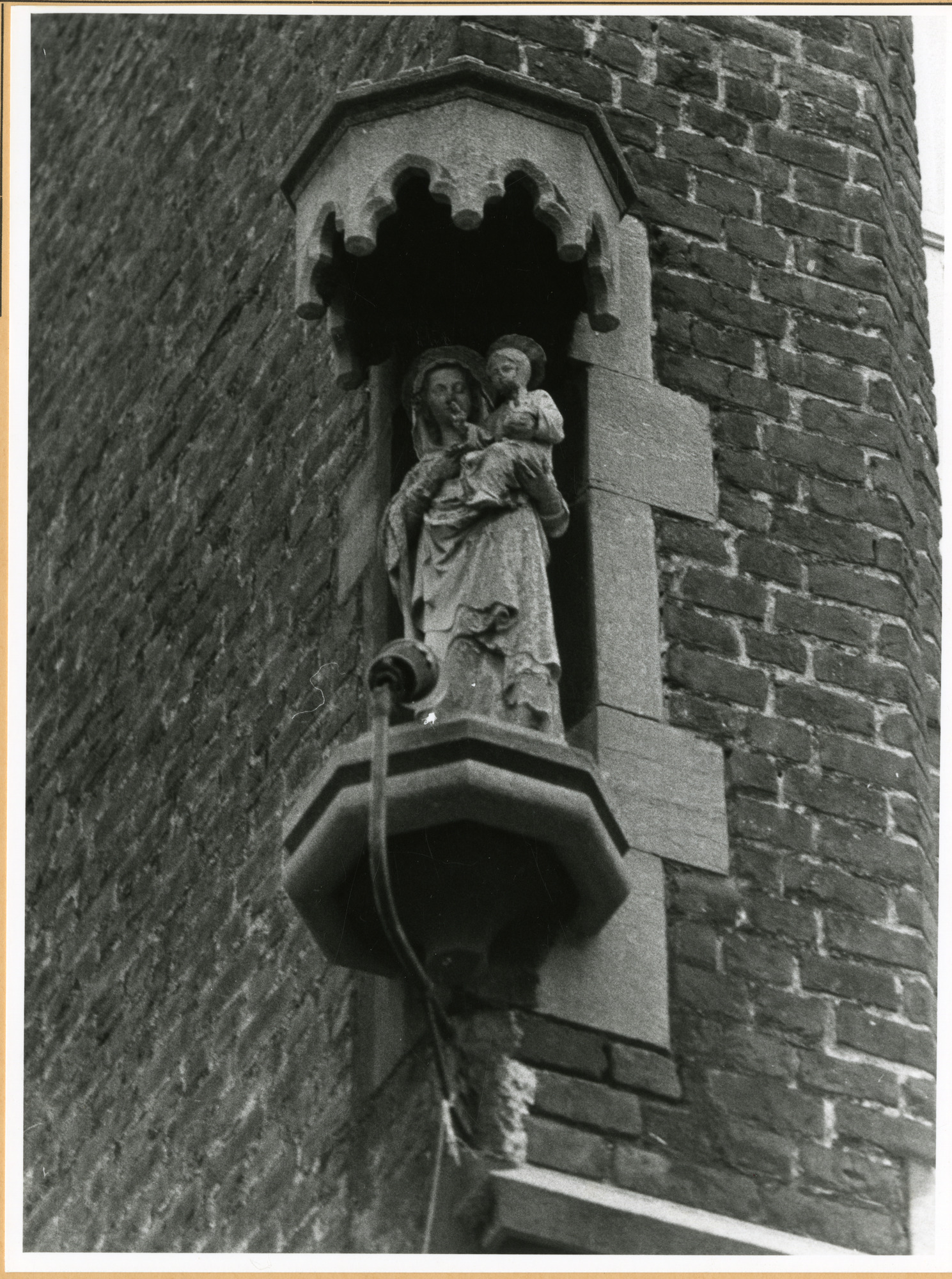 Gent: Forelstraat 60: Sint-Antoniuskerk: pastorij: nisbeeld: Onze-Lieve-Vrouw met kind,1979