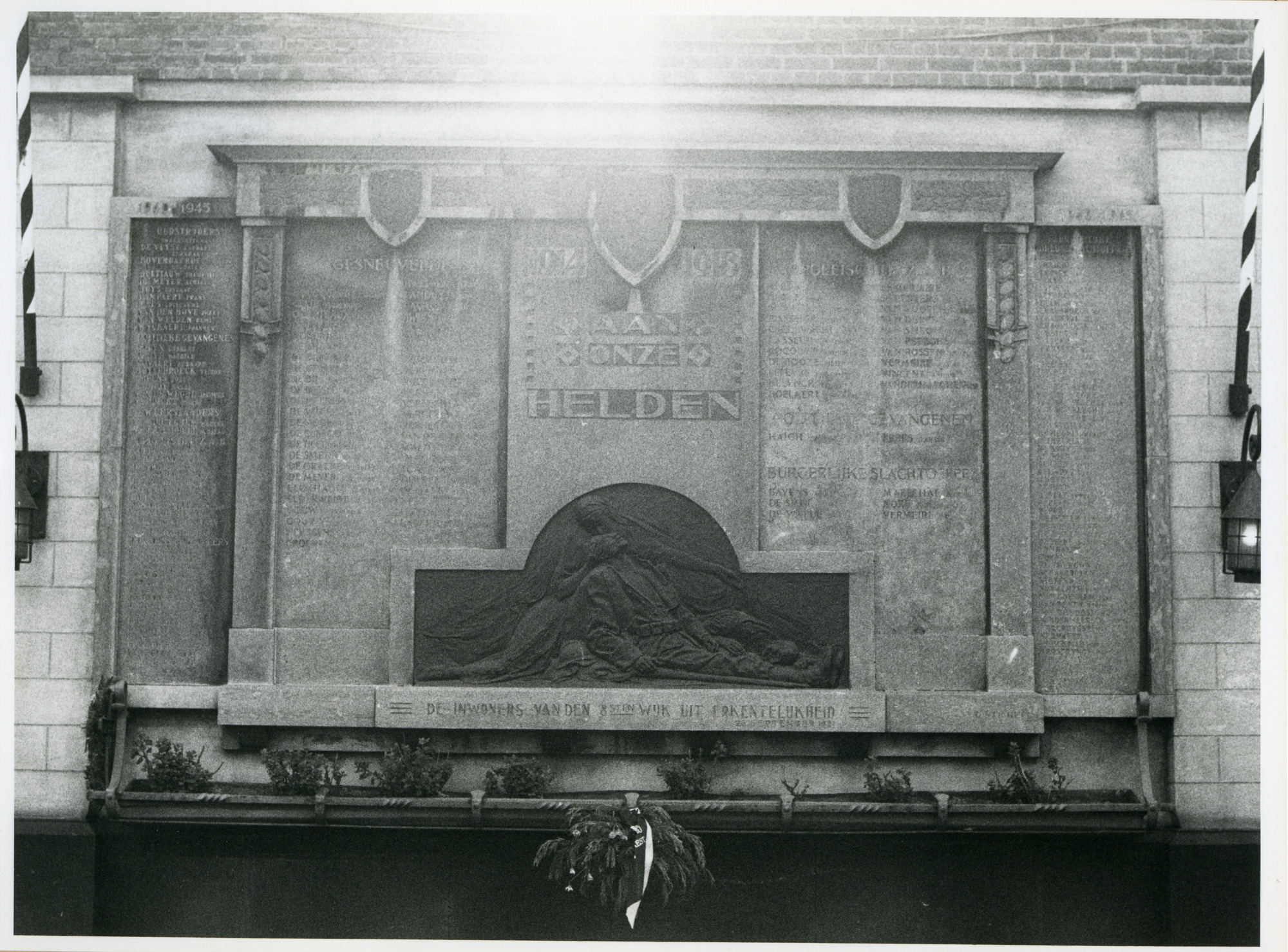 Gent: Sint Salvatorstraat 24: Gedenkteken WOI - II, 1980