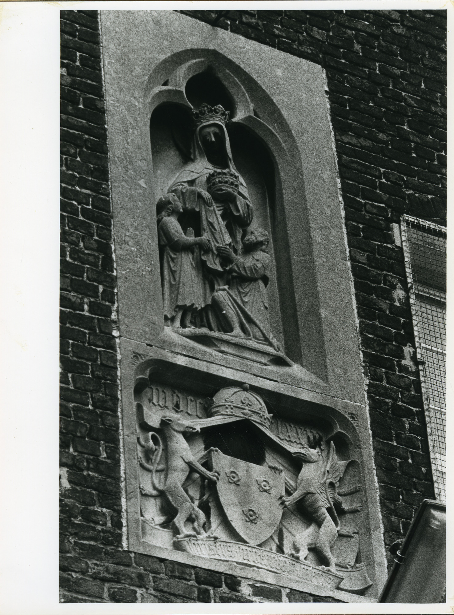 Sint-Amandsberg: Oostakkerstraat: Beeldhouwwerk