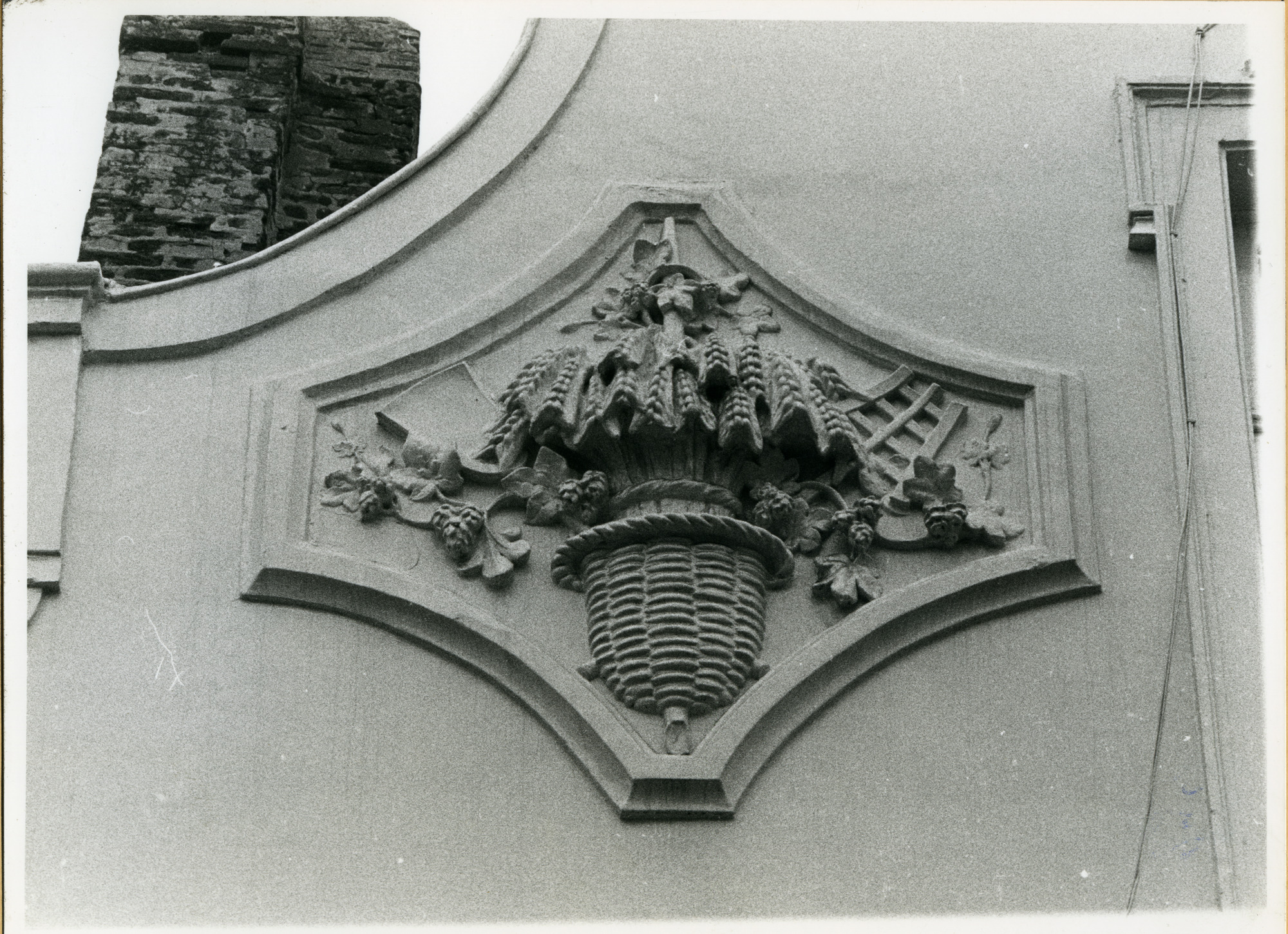 Gent: Steendam 66: Beeldhouwwerk