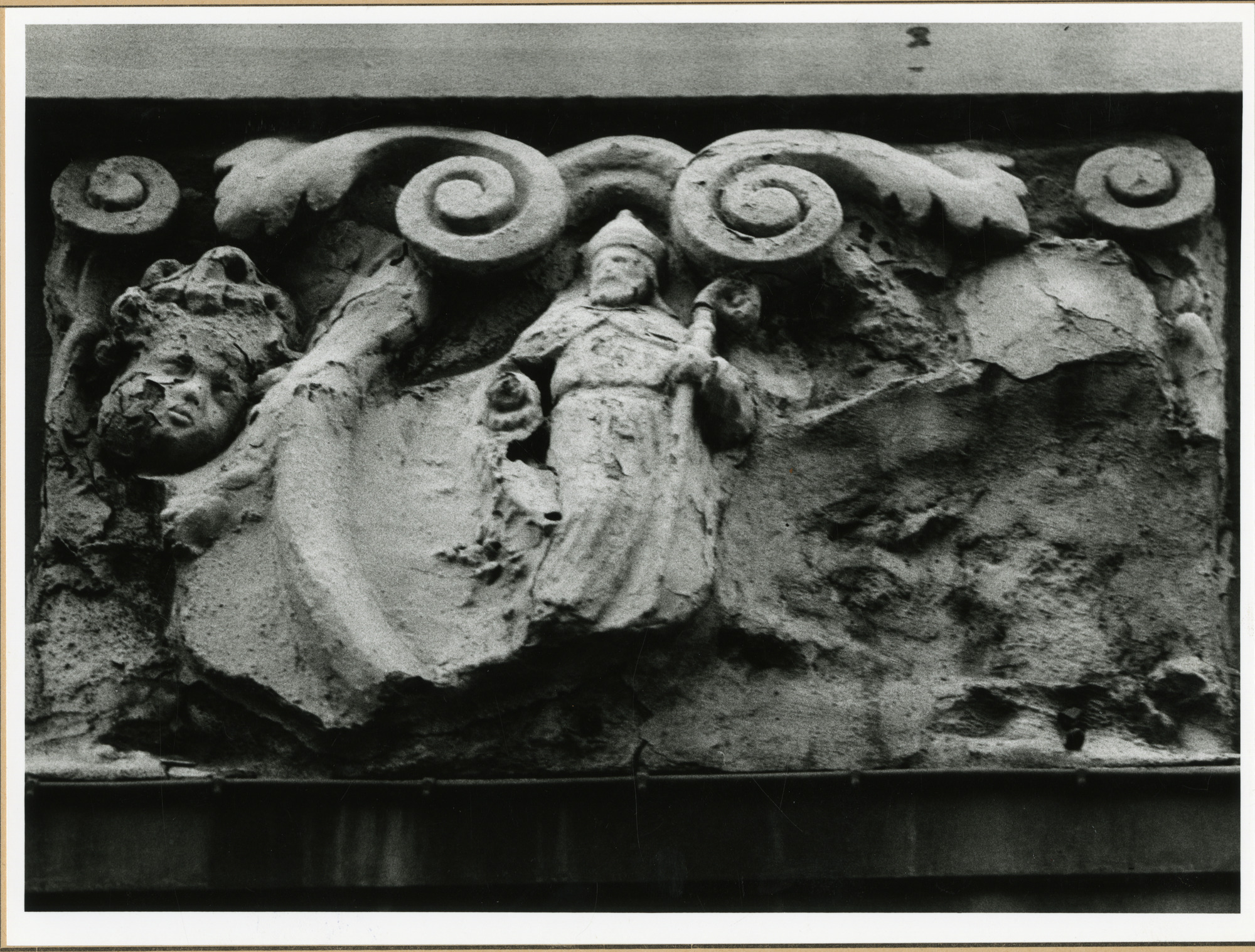 Gent: Cataloniëstraat 2: Gevelsteen: Sint Nicolaas van Myra