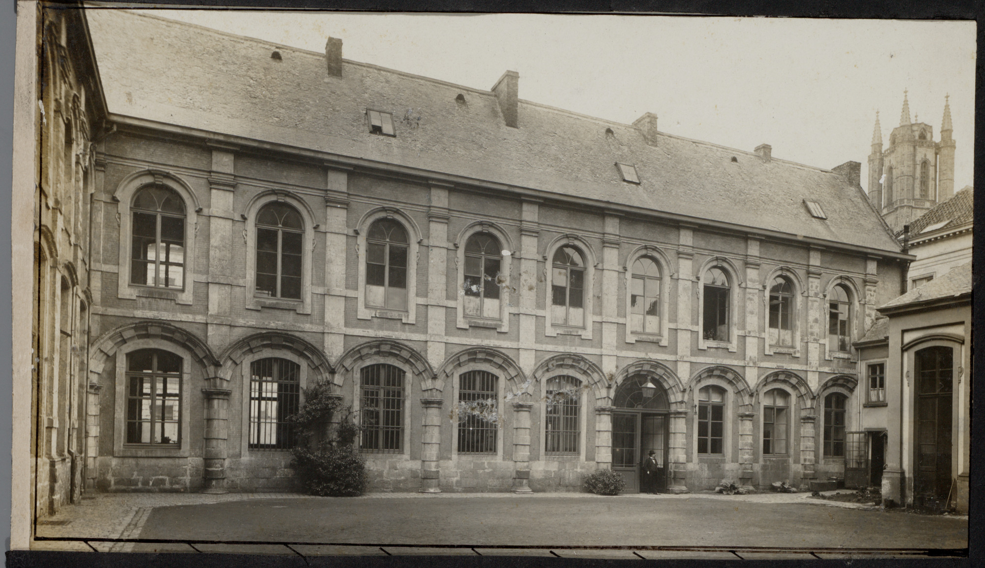 Gent: Voldersstraat: Emile Braunschool - oud Jezuïetencollege