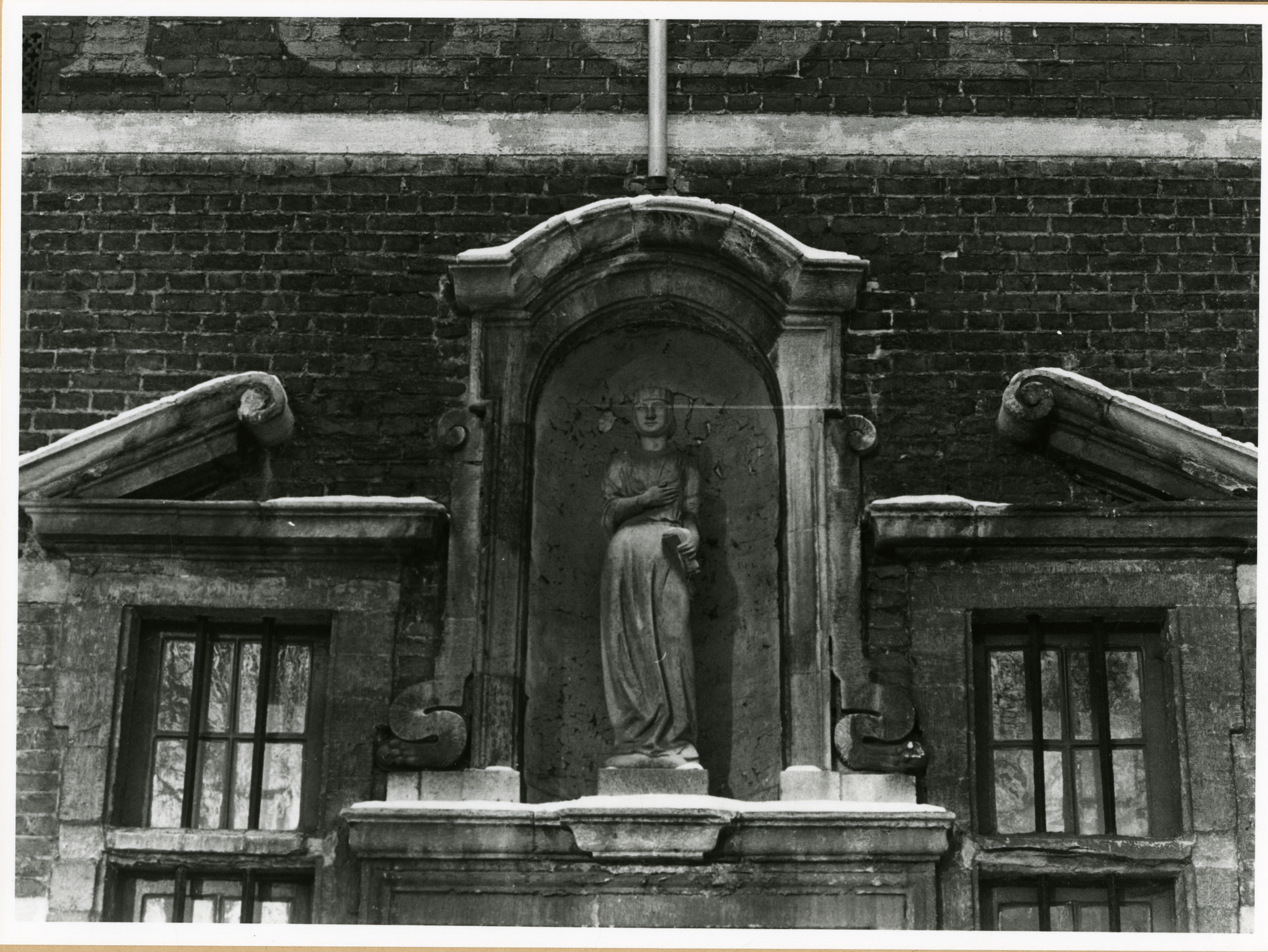 Gent: Begijnhofdries 20: nis met beeld: Gravin Johanna