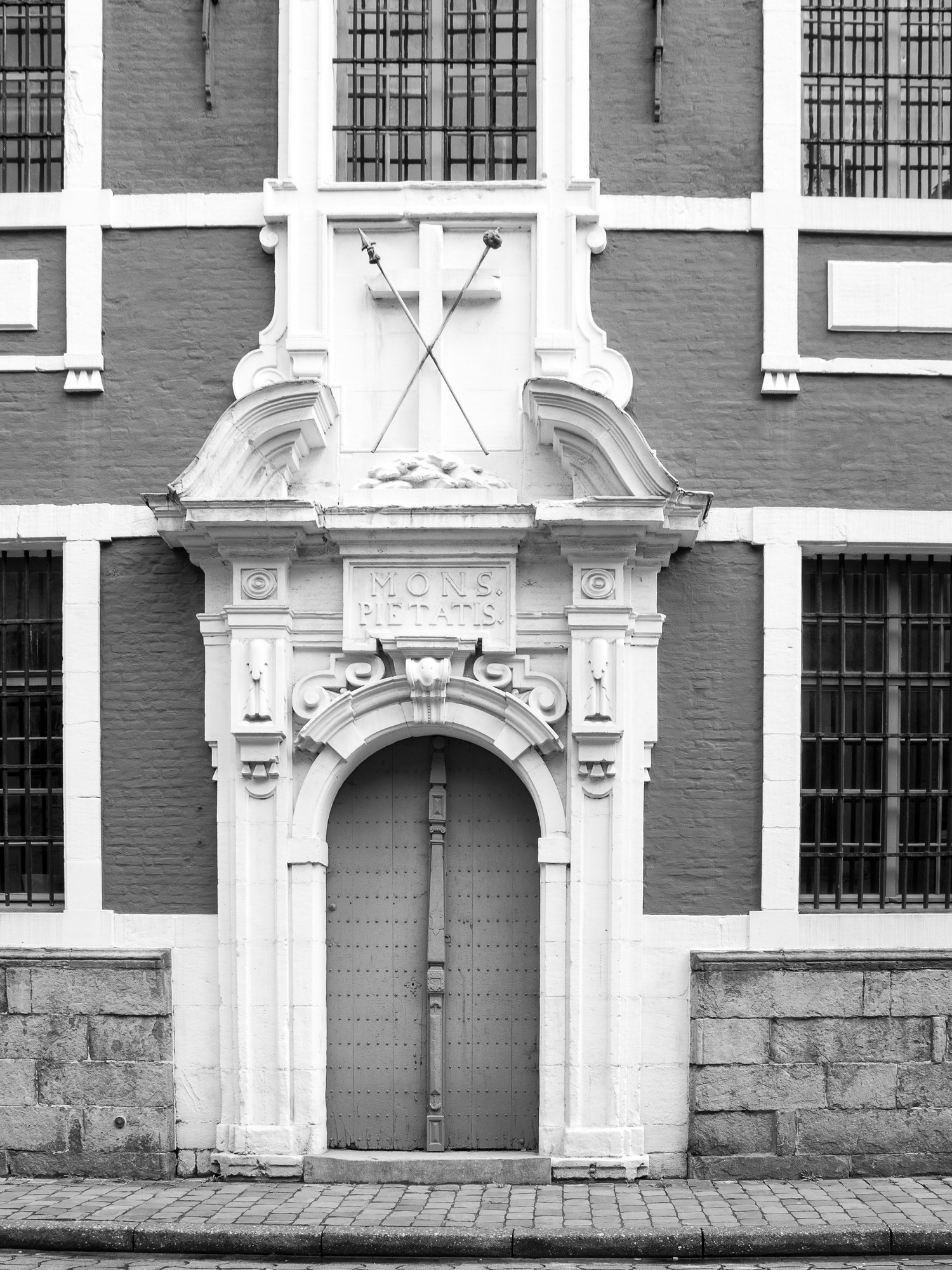 Gent: Abrahamstraat: Berg van Barmhartigheid: monumentale voordeur