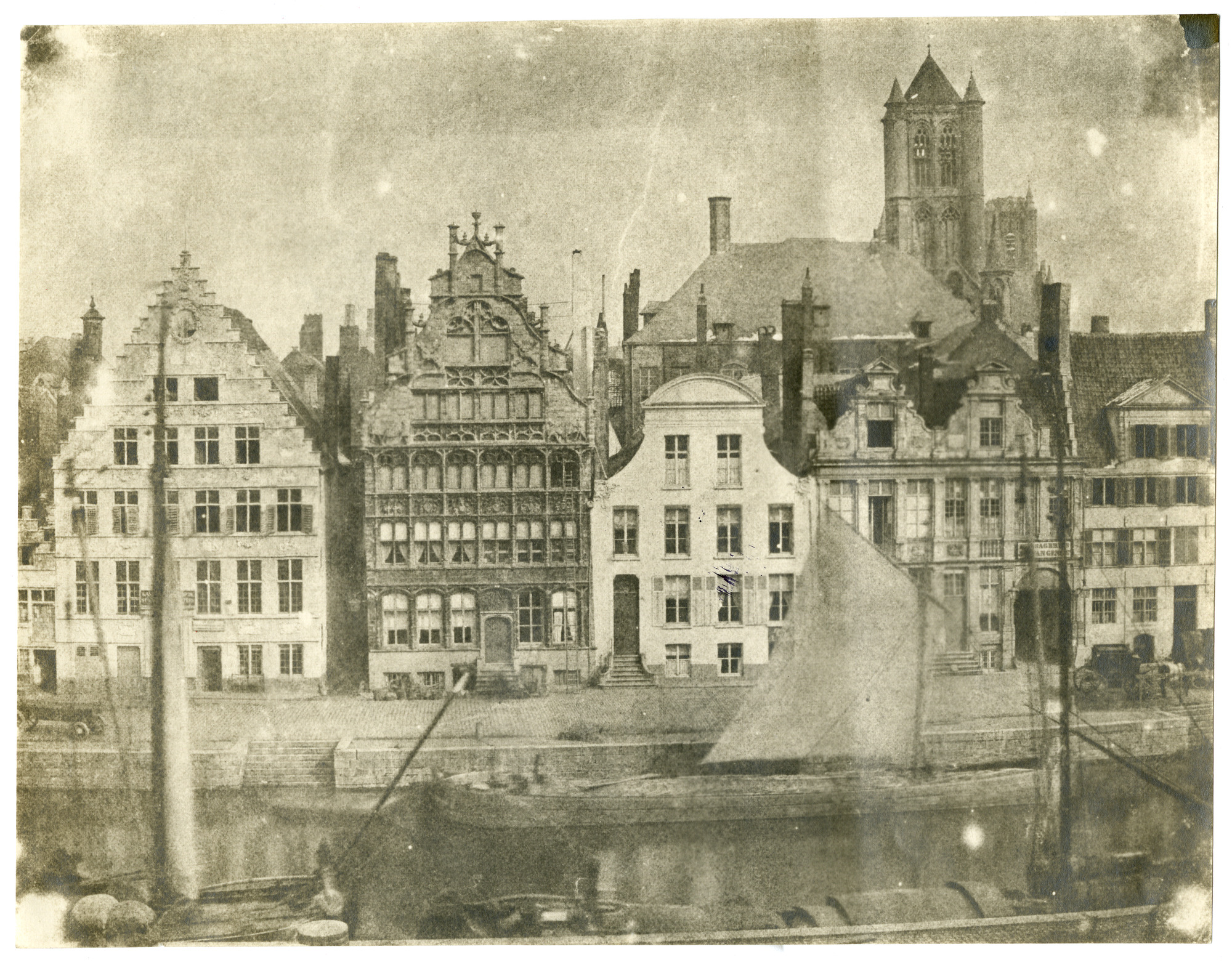 Graslei met huis Den Engel en torens van Sint-Niklaaskerk en Sint- Baafs