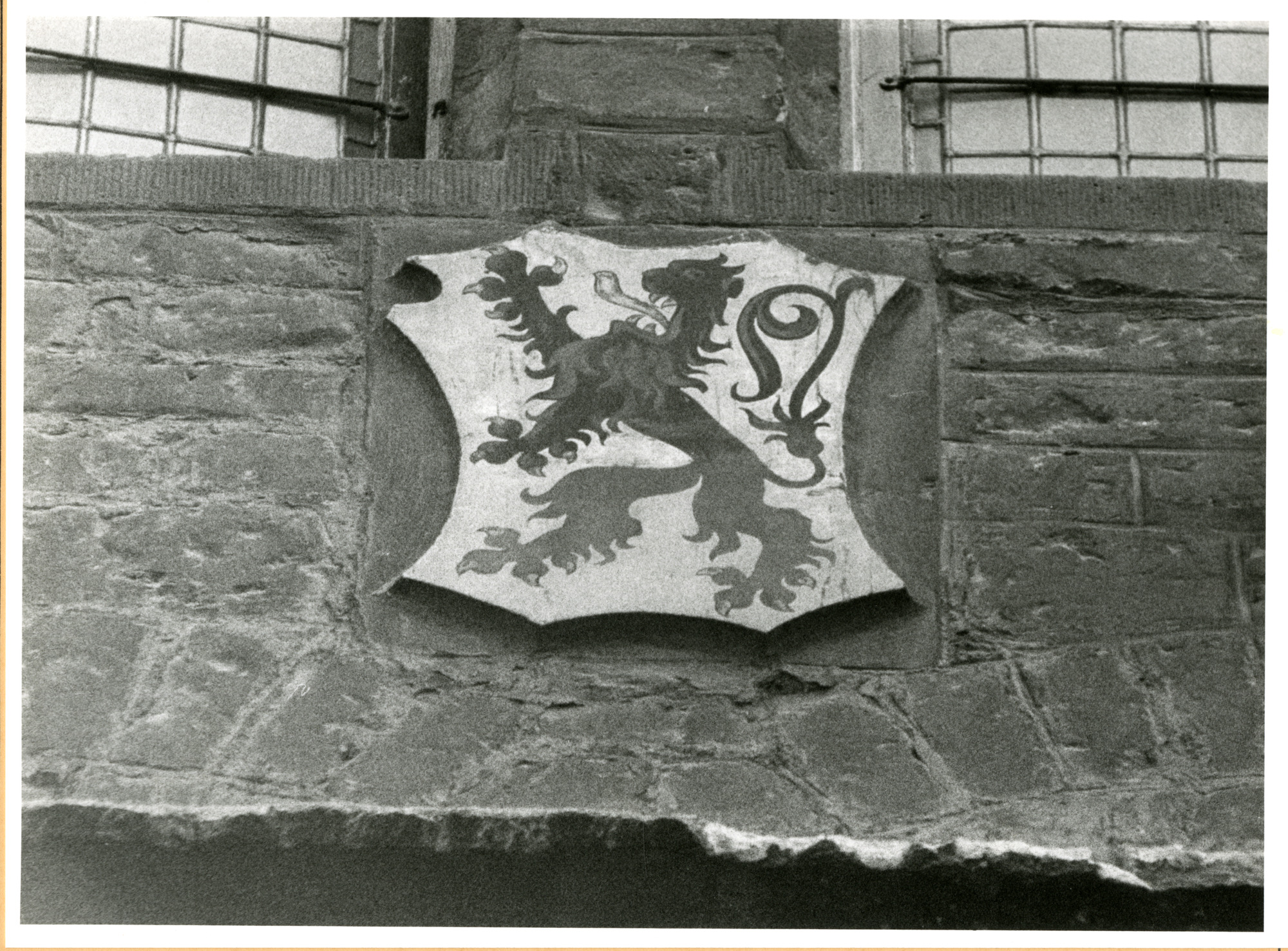 Gent: Hoogpoort: St-Jorishof: Cartouche: wapenschild van Vlaanderen, 1979