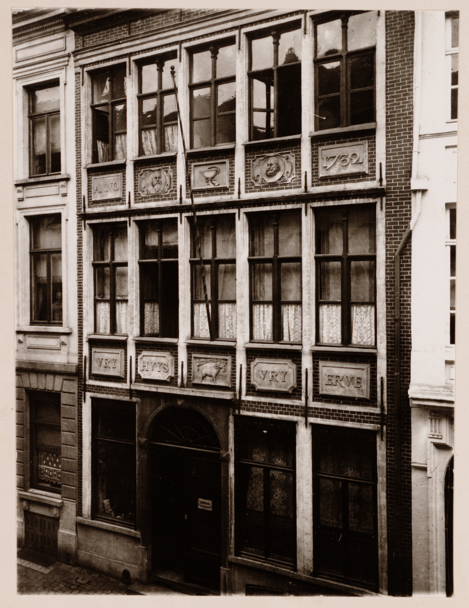 Gent: Detailopname van de reliefs, Hoogpoort 8