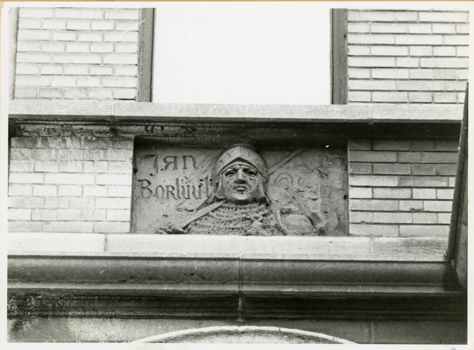 Gent: Belfortstraat 14: reliëf: Jan Borluut, 1979