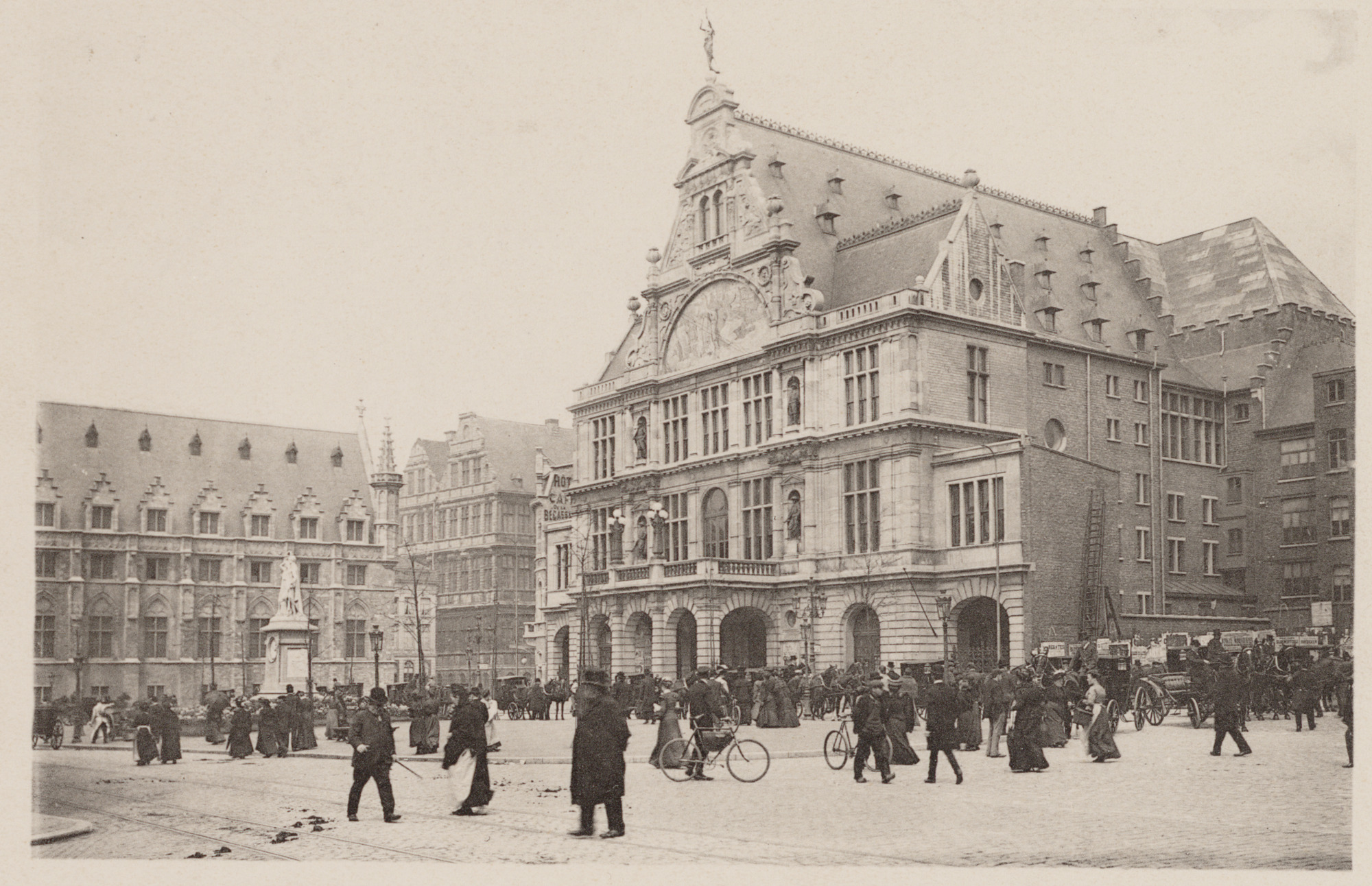 Gent: Sint-Baafsplein, Nieuwe Vlaamse Theater,Lakenhalle en stadhuis