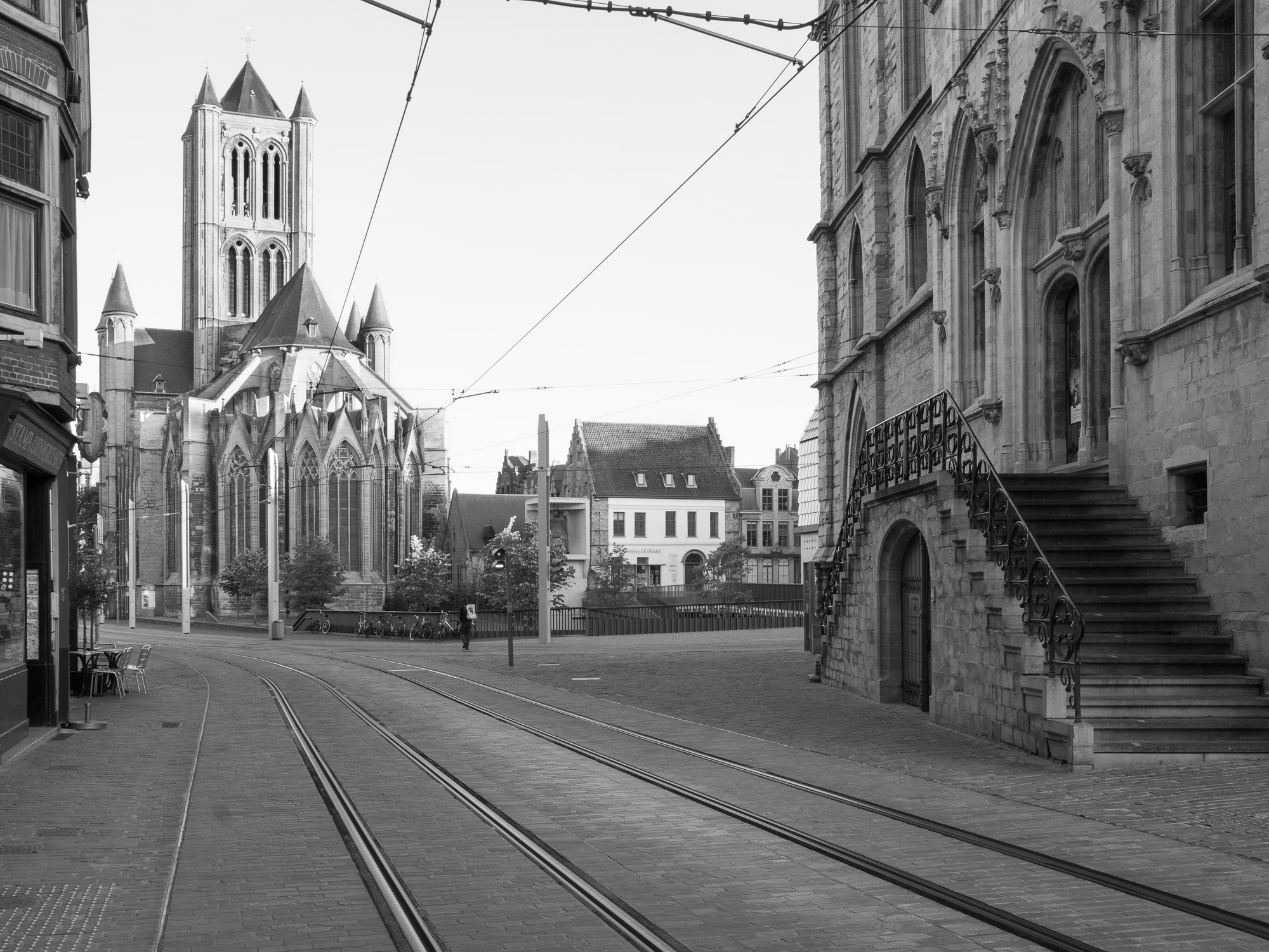 Gent: Sint-Niklaaskerk, Emile Braunplein en Goudenleeuwplein: zicht vanop het Sint-Baafsplein, aan de voet van de Lakenhal