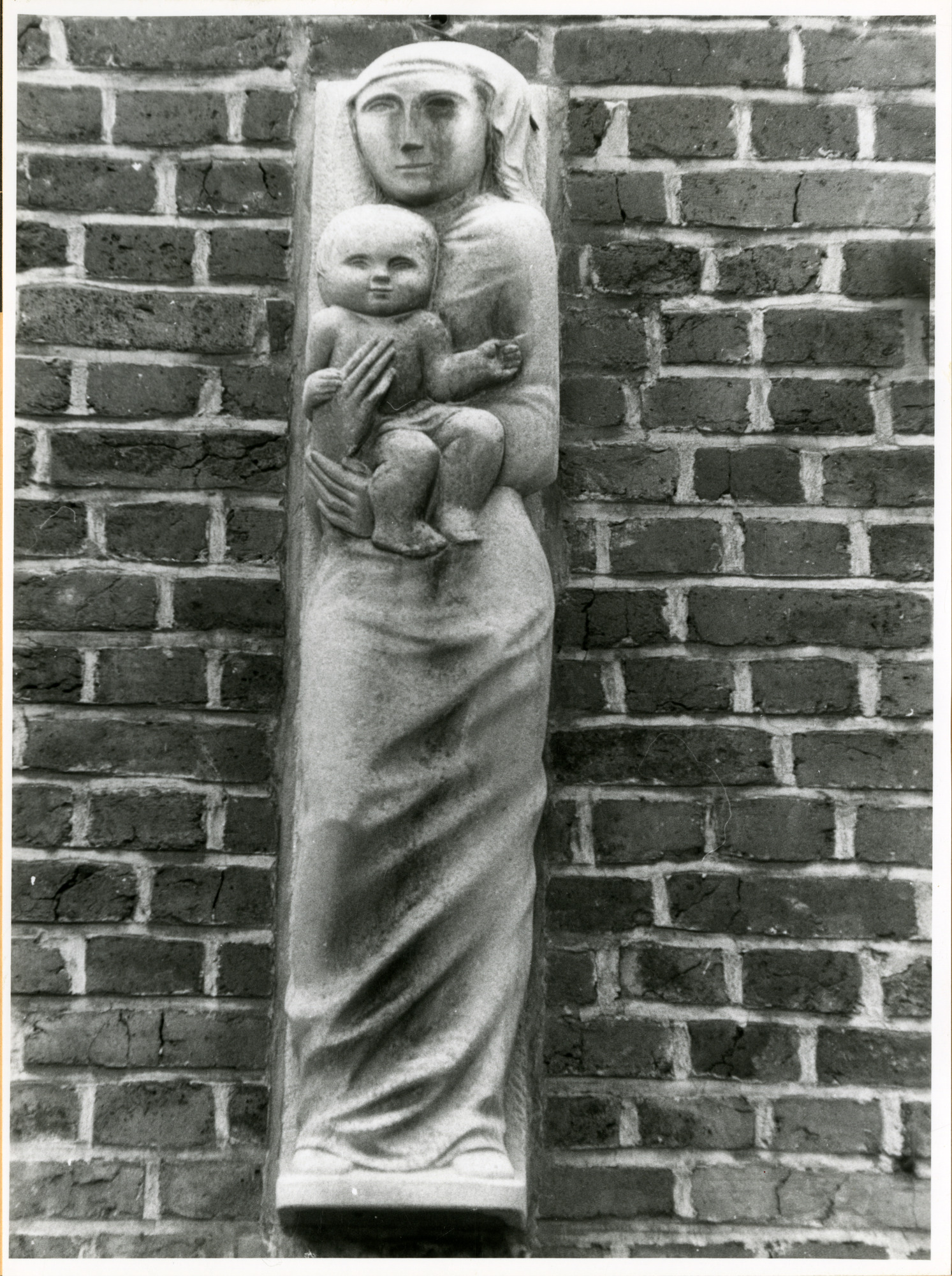 Gent: Elyzeese Velden 8: Sint-Jozefschool: reliëf: moeder met kind, 1979