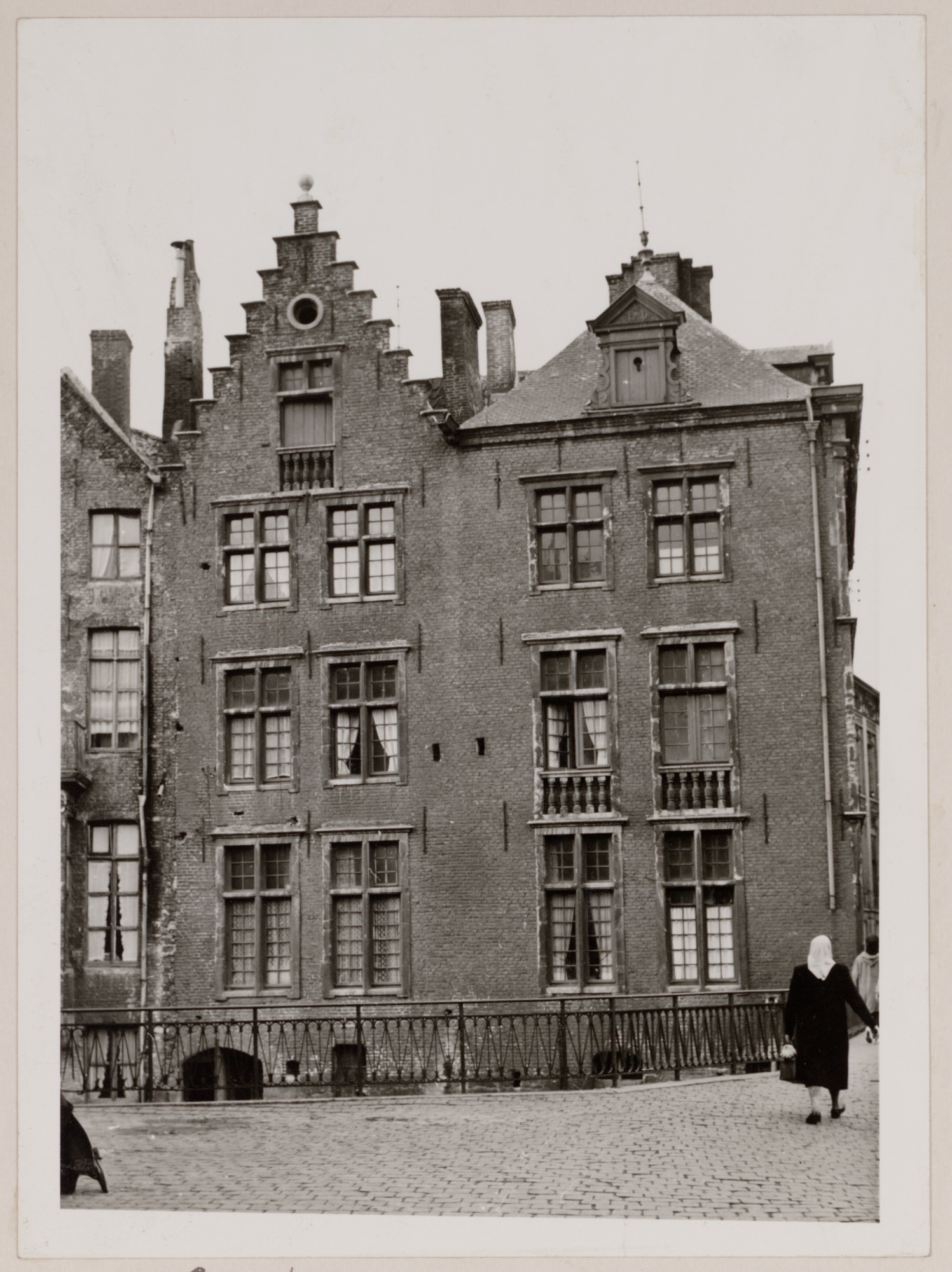 Gent: Hoekhuis Jan Breydelstraat en Rekelingestraat, aan de Lieve