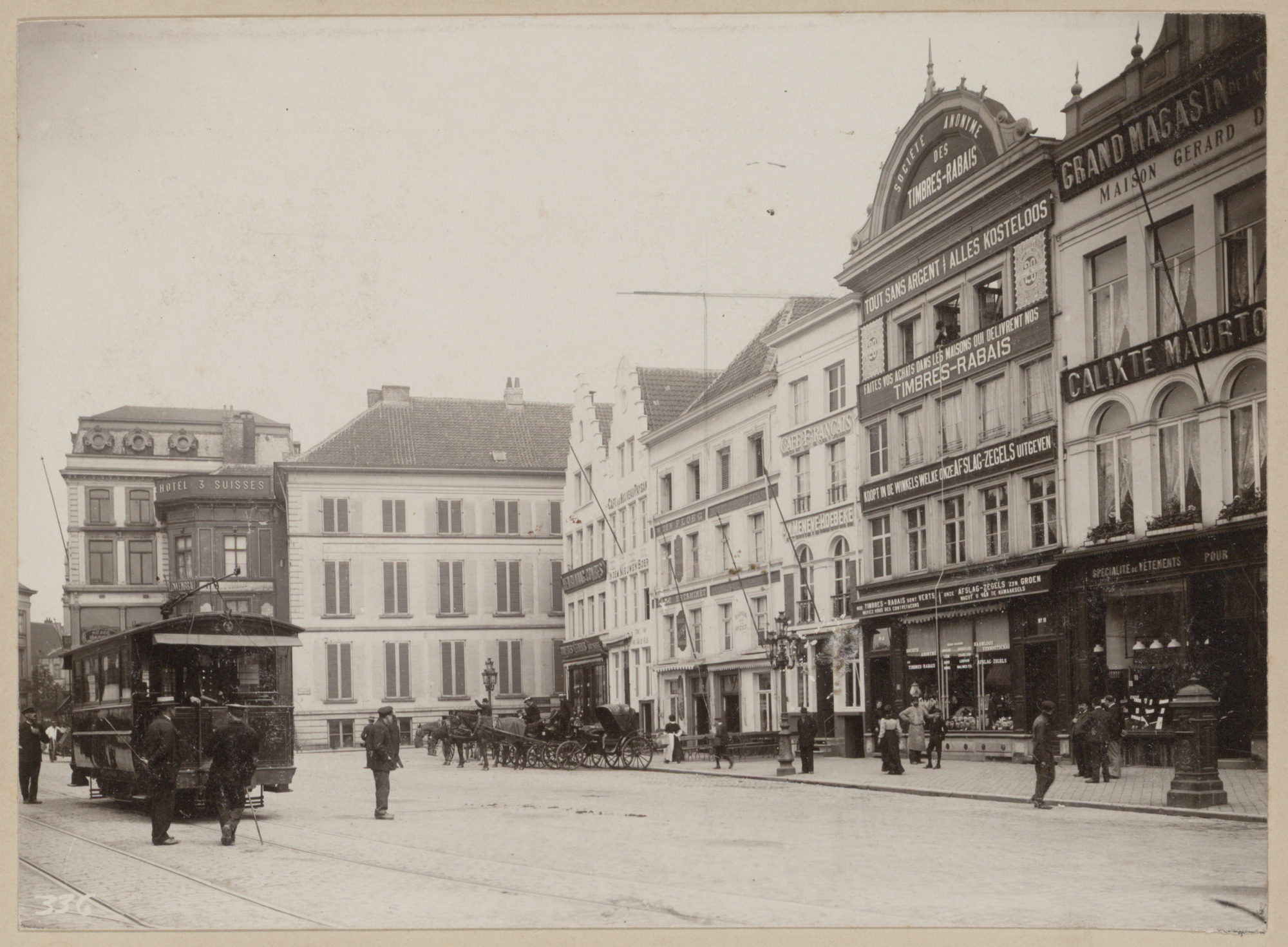 Gent: Korenmarkt, hoek Donkersteeg: hotel 3 Suisses