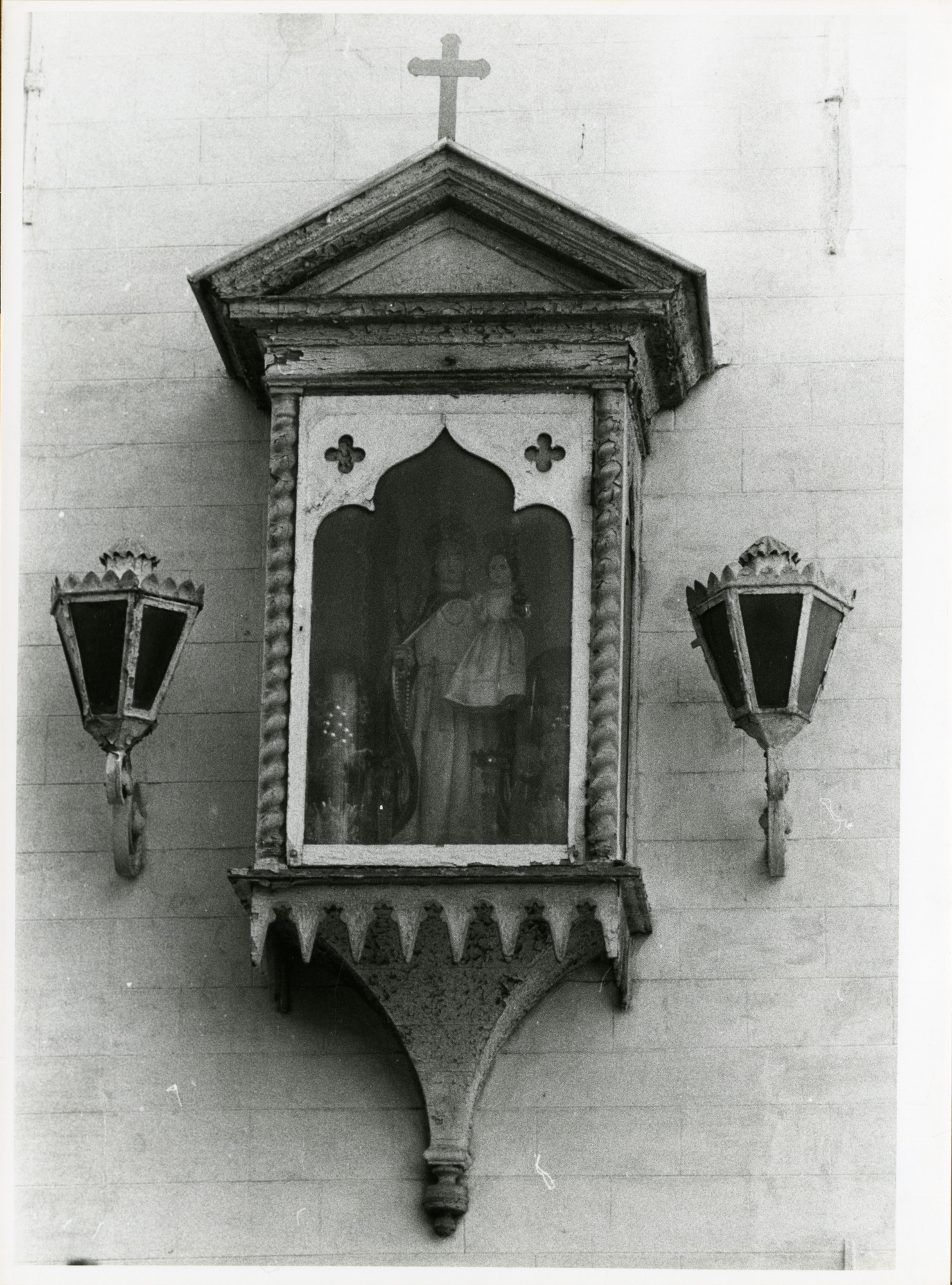 Gent: Brioolstraat - twaalf kameren: Gevelkapel: Maria met Kind