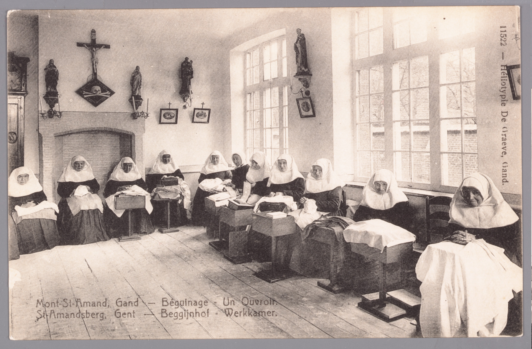Sint-Amandsberg: Groot Begijnhof: begijnen aan het werk in de werkkamer