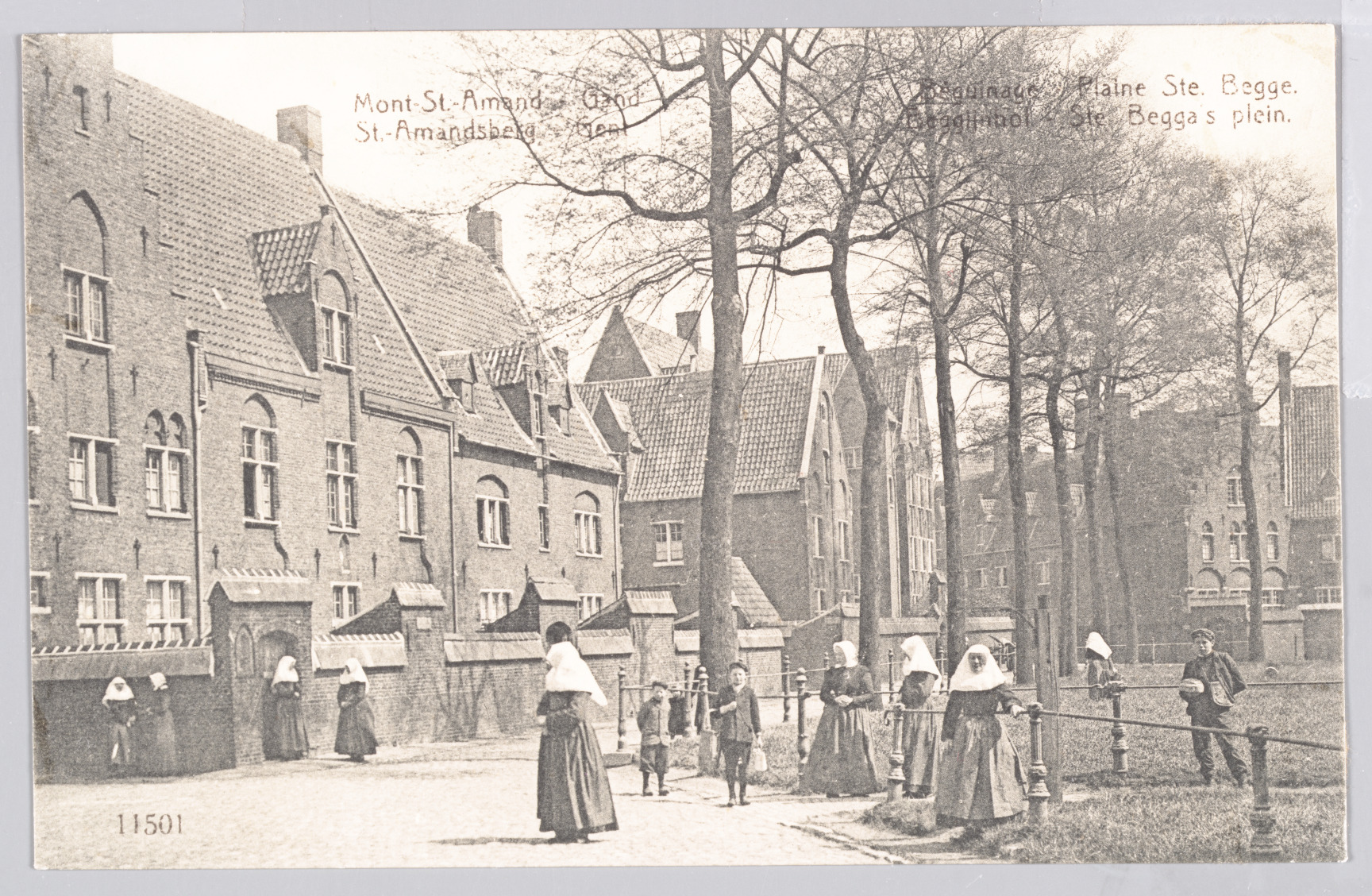 Sint-Amandsberg: Groot Begijnhof: begijnen en kinderen op het binnenplein (Sint-Beggaplein)