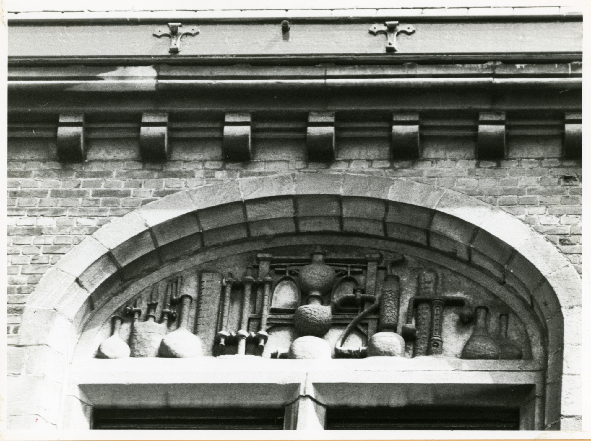 Gent: Hospitaalstraat: Beeldhouwwerk, 1979
