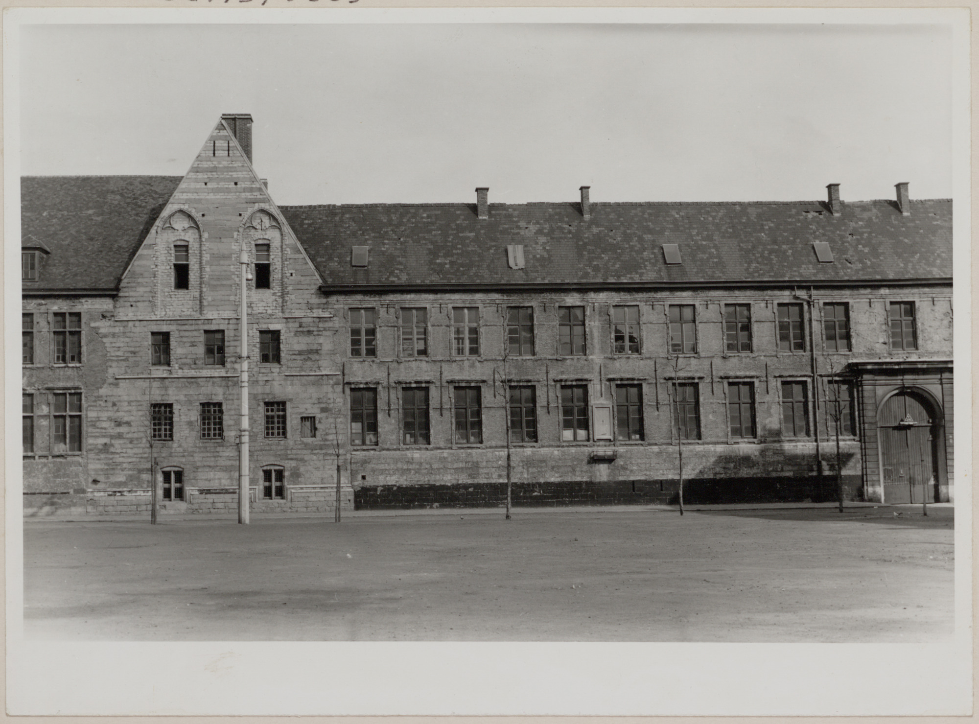 Gent: Gevel Sint-Pietersabdij, Sint-Pietersplein
