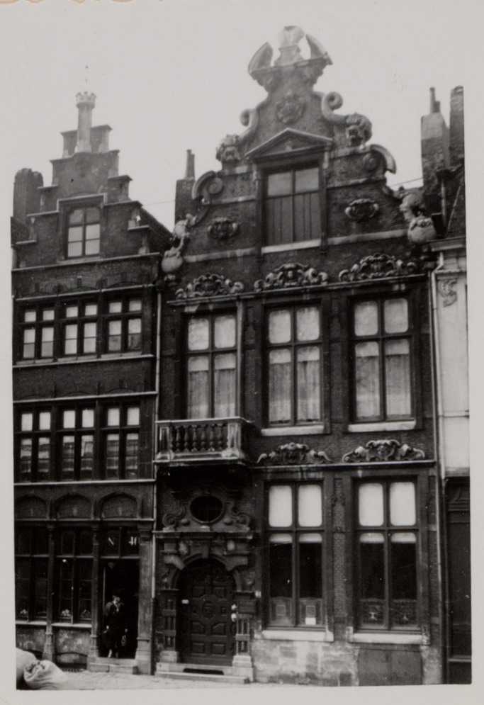 Gent: Vrijdagmarkt, Huis De Croone en het 17e eeuws burgerhuis "de bonte Mantel", nu het Keizershof