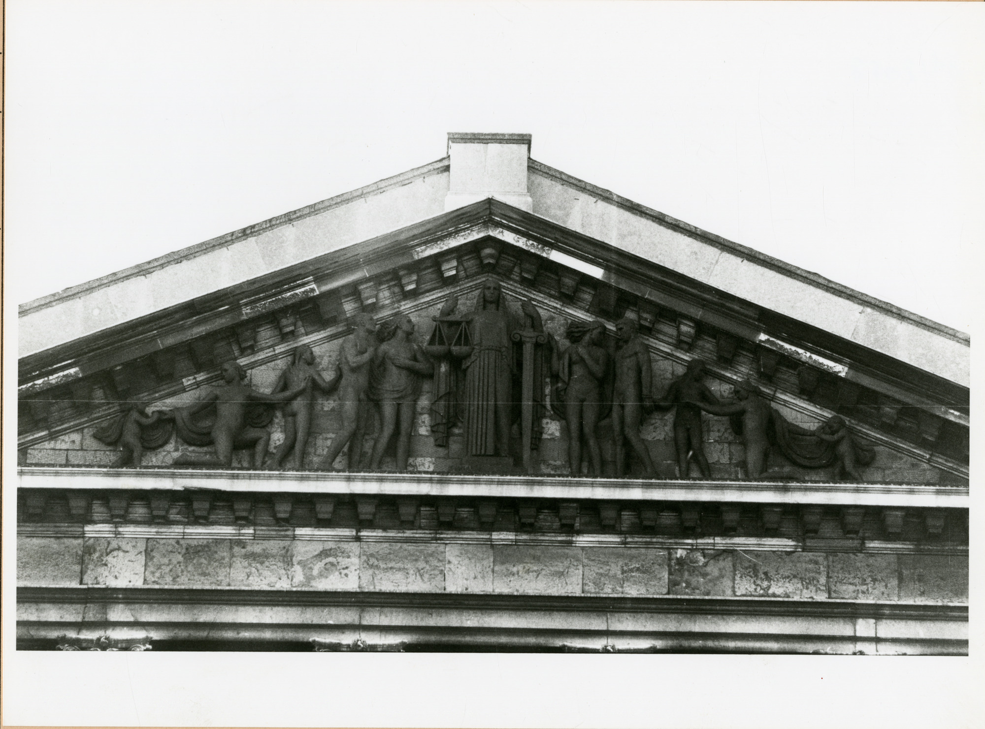 Gent: Koophandelsplein: gerechtsgebouw: fries met gevelbeelden, 1980