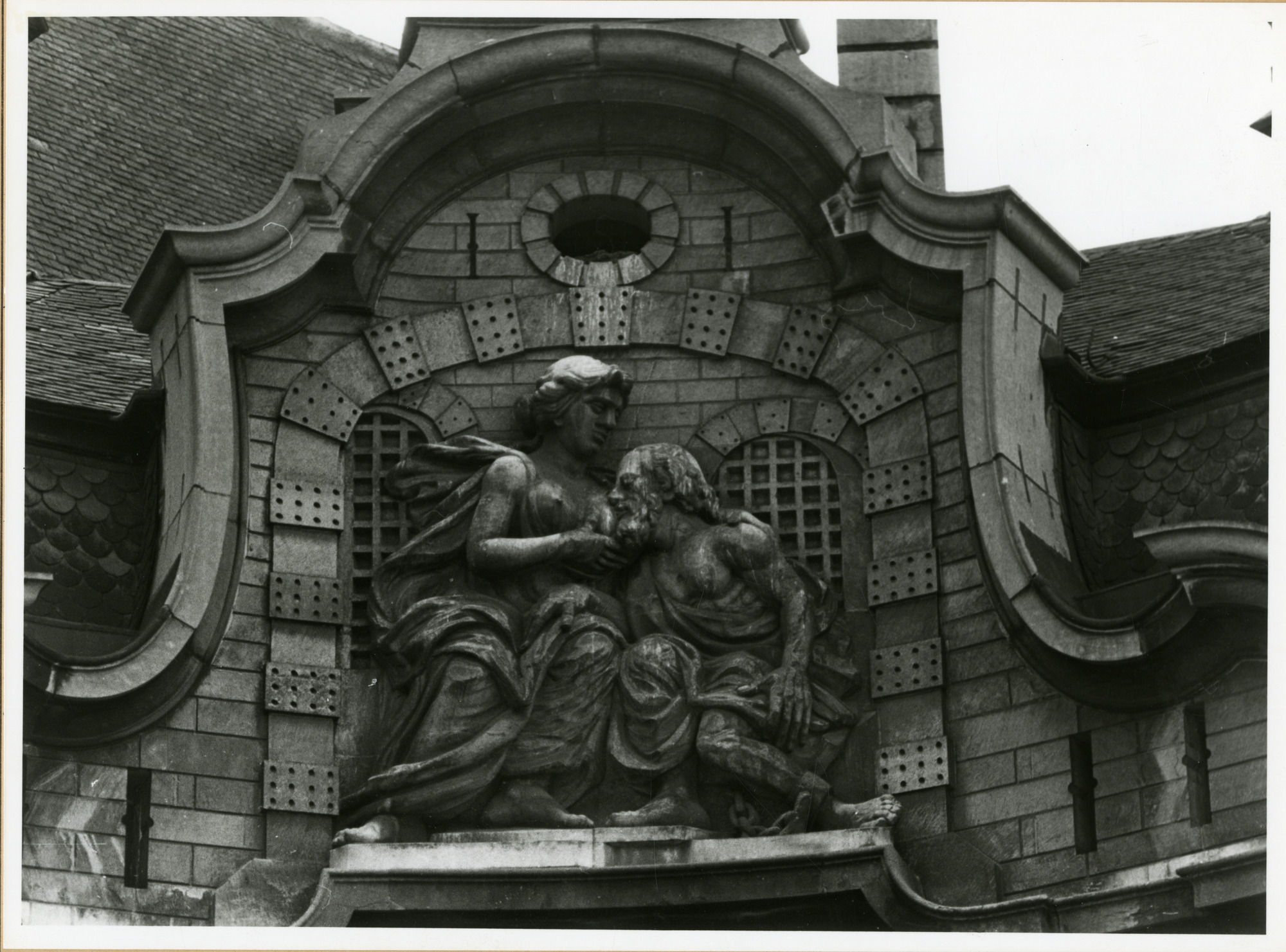 Gent: Botermarkt: Mammelokker: reliëf: romeinse legende van Caritas