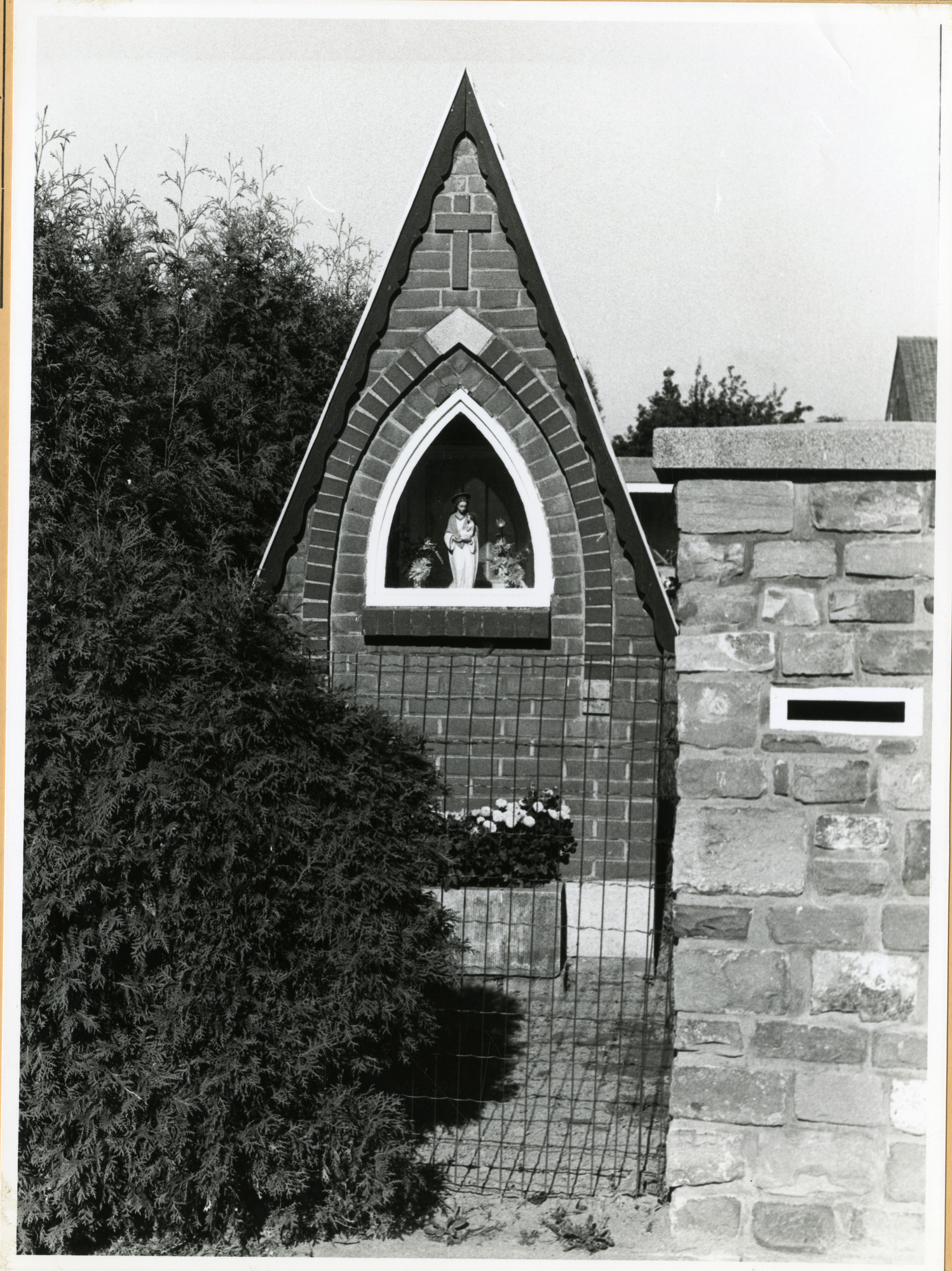 Gent: Fluweelstraat 21: kapel: Onze-Lieve-Vrouw met kind, 1979