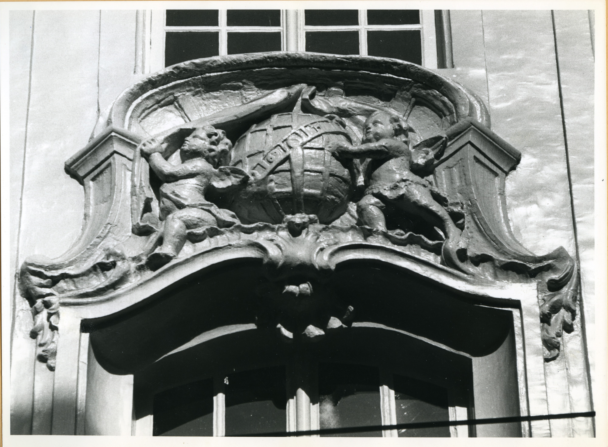 Gent: Veldstraat 82: Beeldhouwwerk, 1979