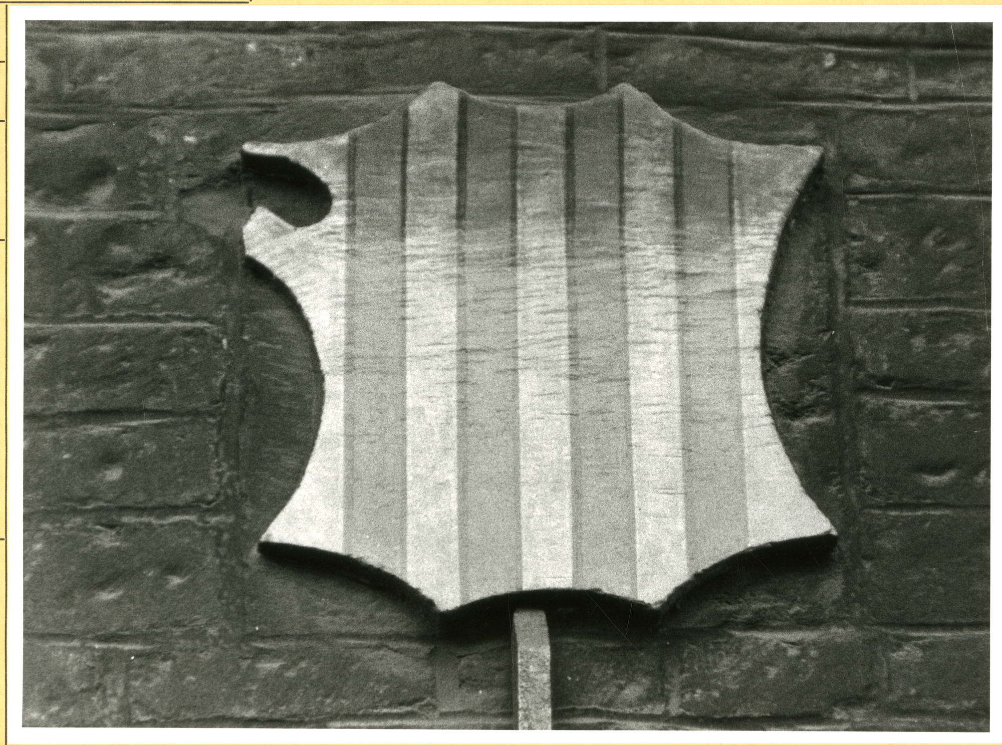 Gent: Hoogpoort: St-Jorishof: Cartouche: wapenschild van Arragon, 1979